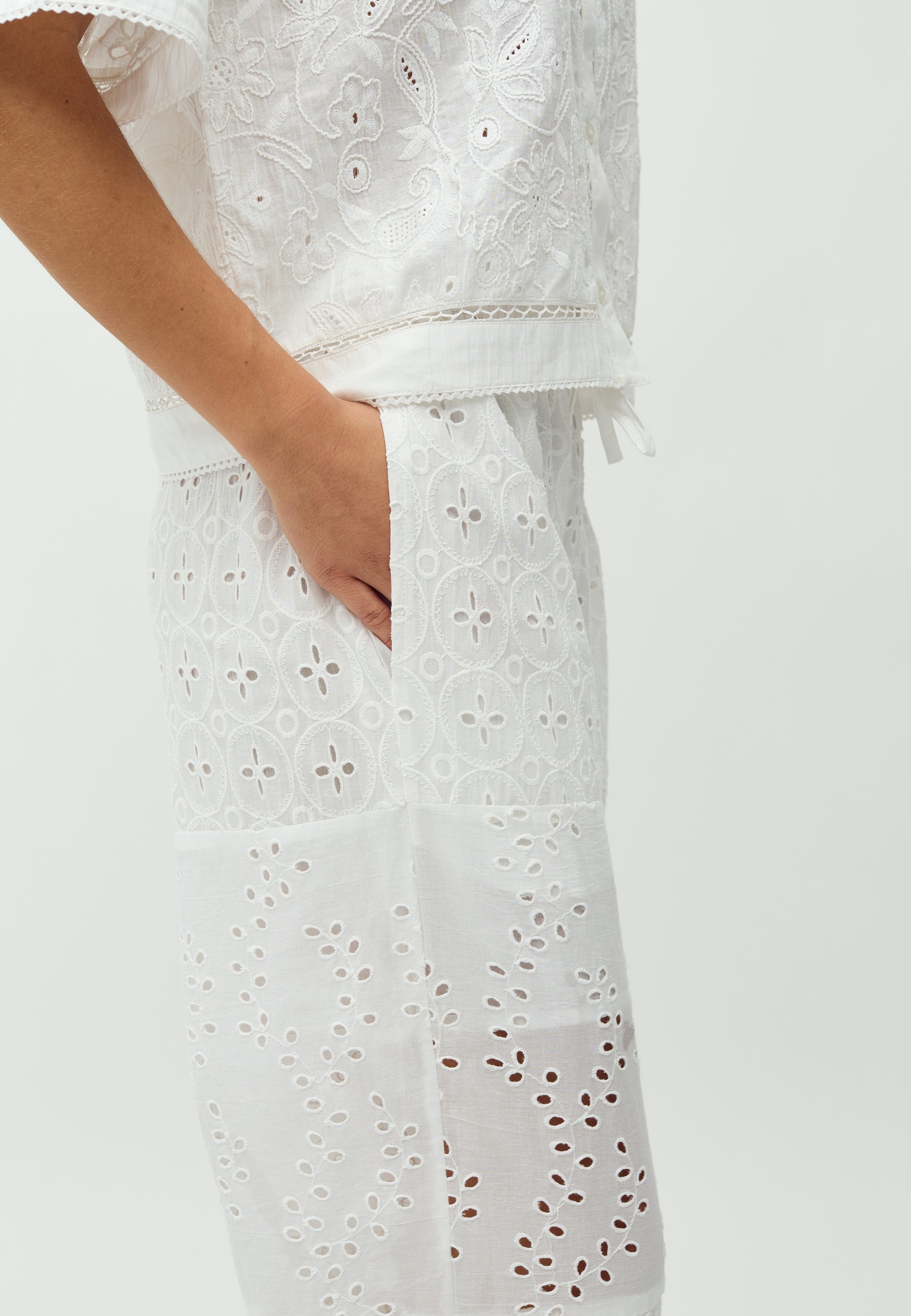 Viljane-M_White_Model_2