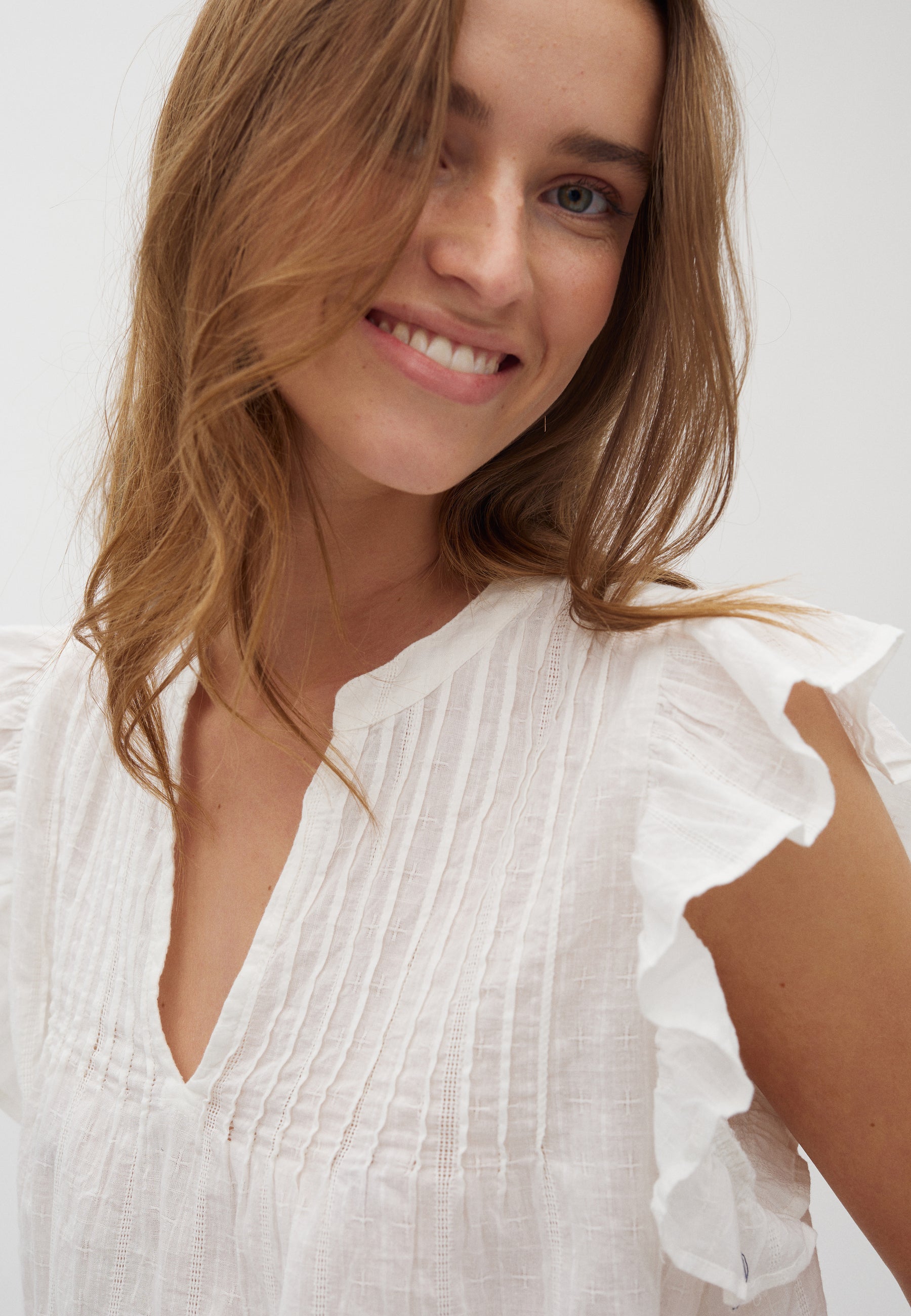 Gemala-M_White_Model_1