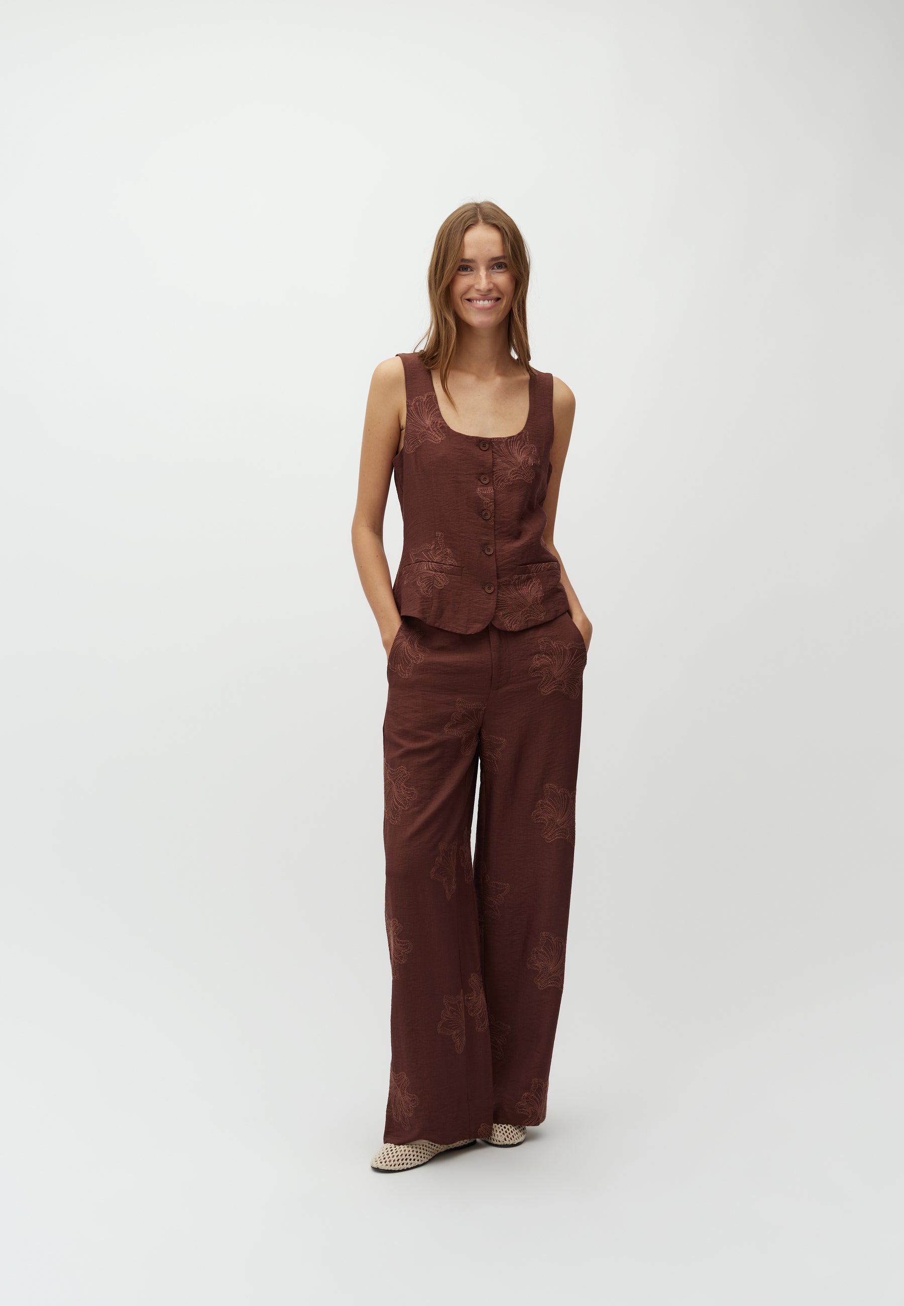 Meliora-M_Warm Brown_Model_0