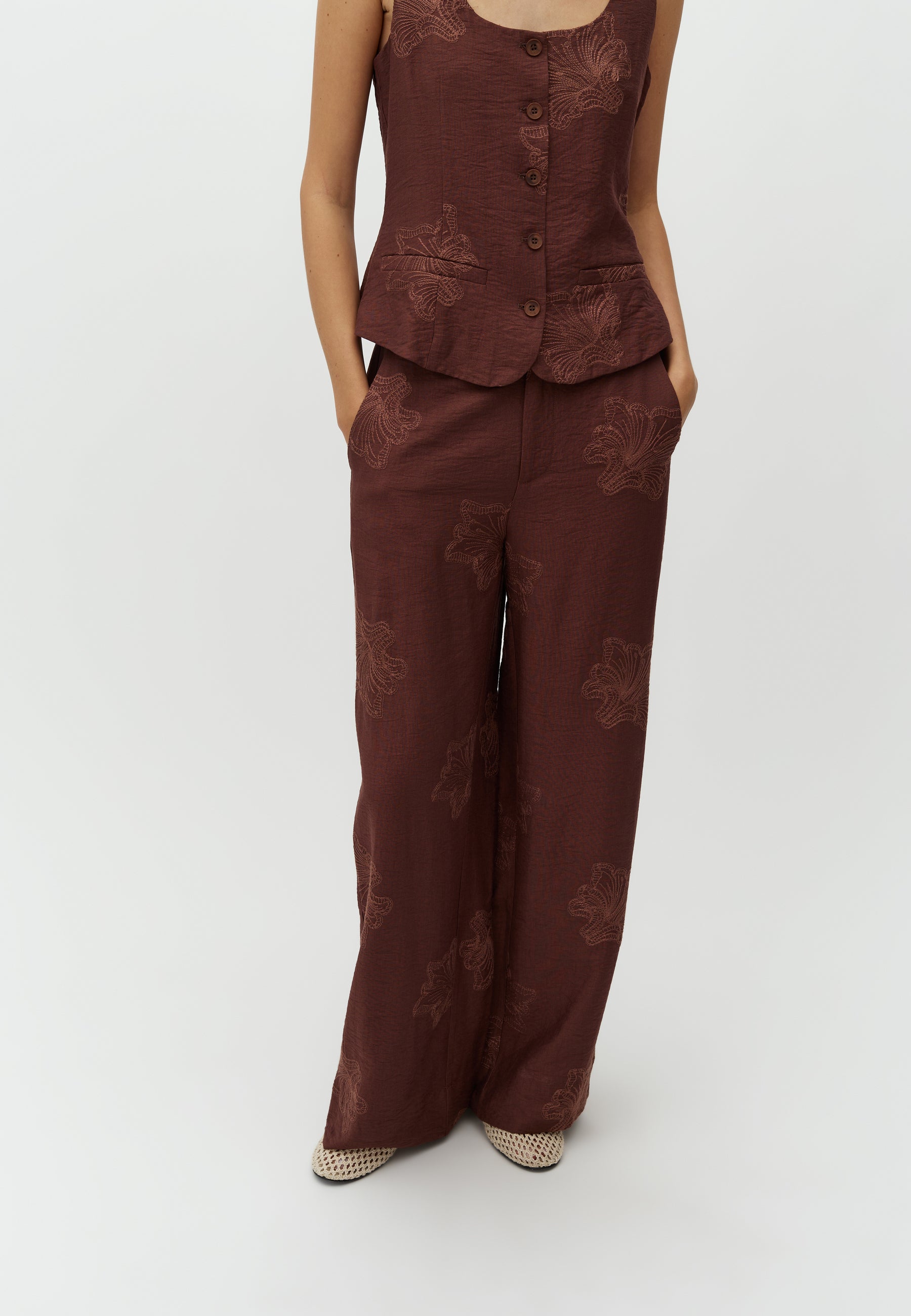 Ishara-M_Warm Brown_Model_0