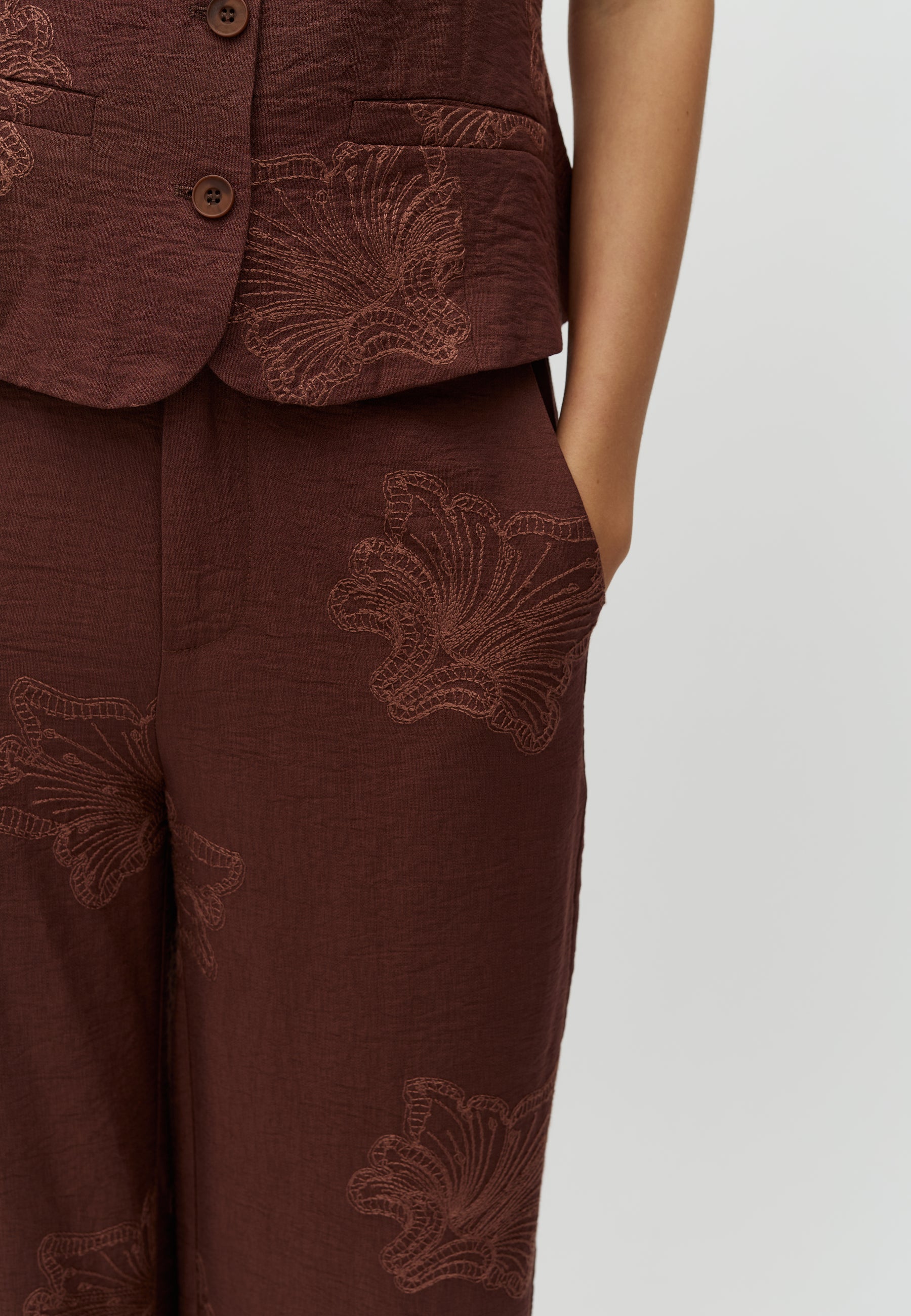 Ishara-M_Warm Brown_Model_1