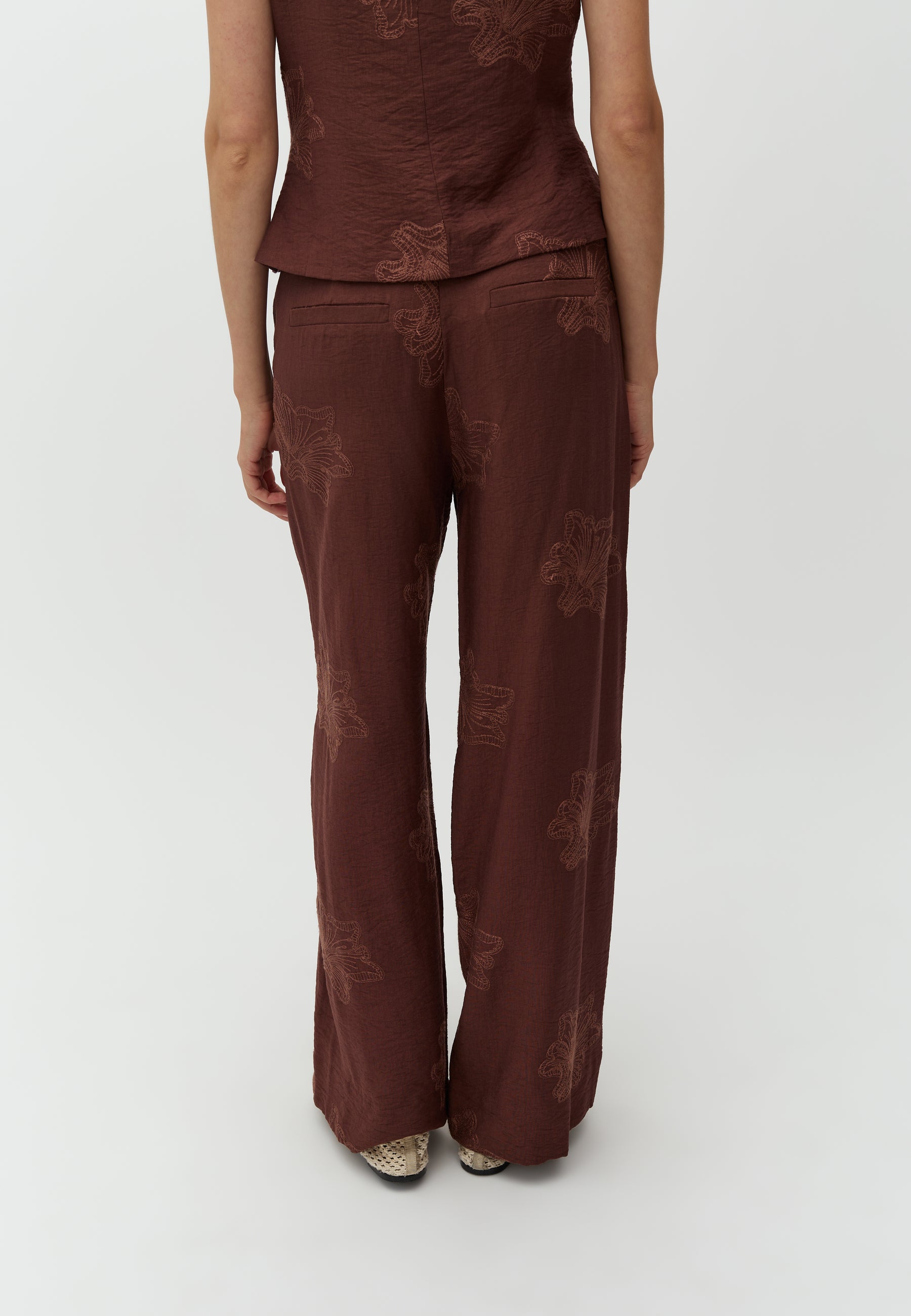 Ishara-M_Warm Brown_Model_2