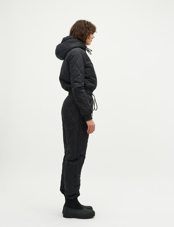 Isolde T-M_Black_Model_3