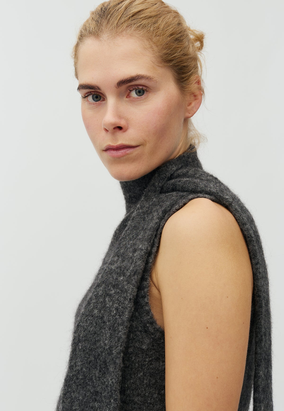 Fine-M_Dark Grey Melange_Model_2