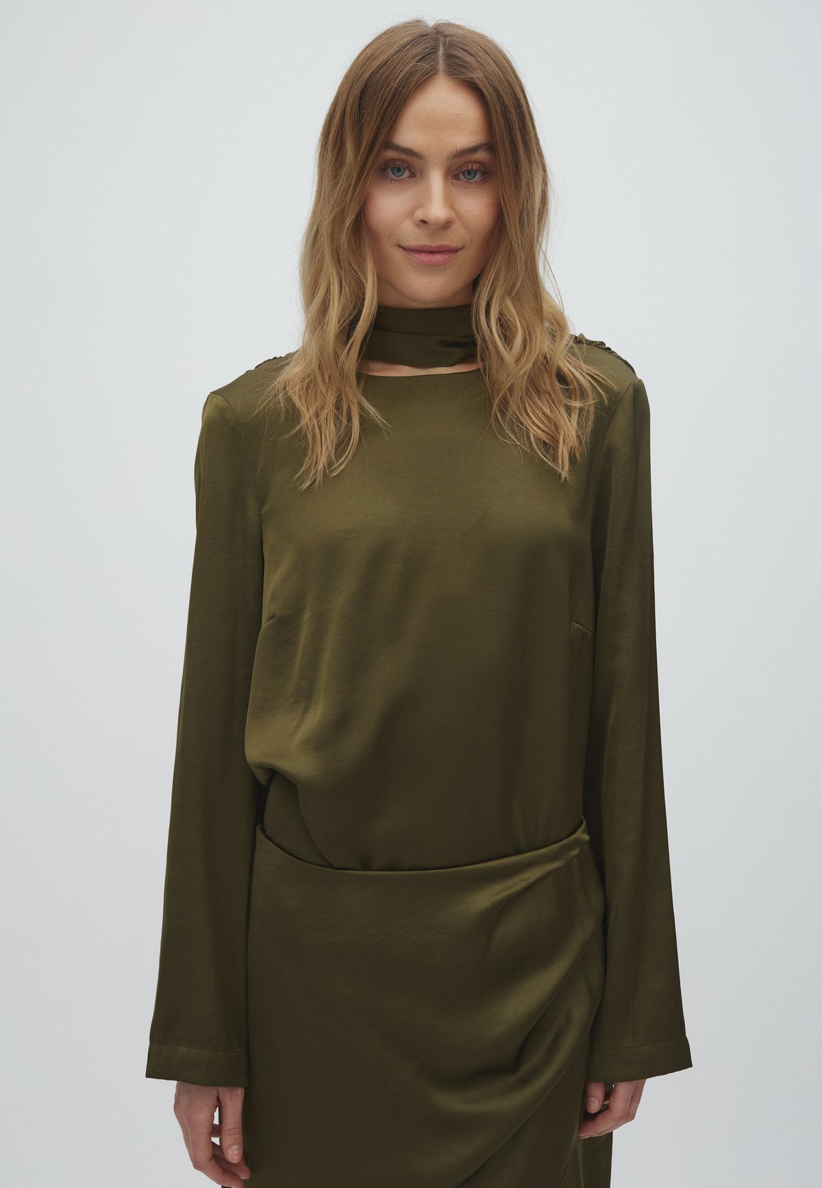 Dagny-M_Smoked Olive_Model_1