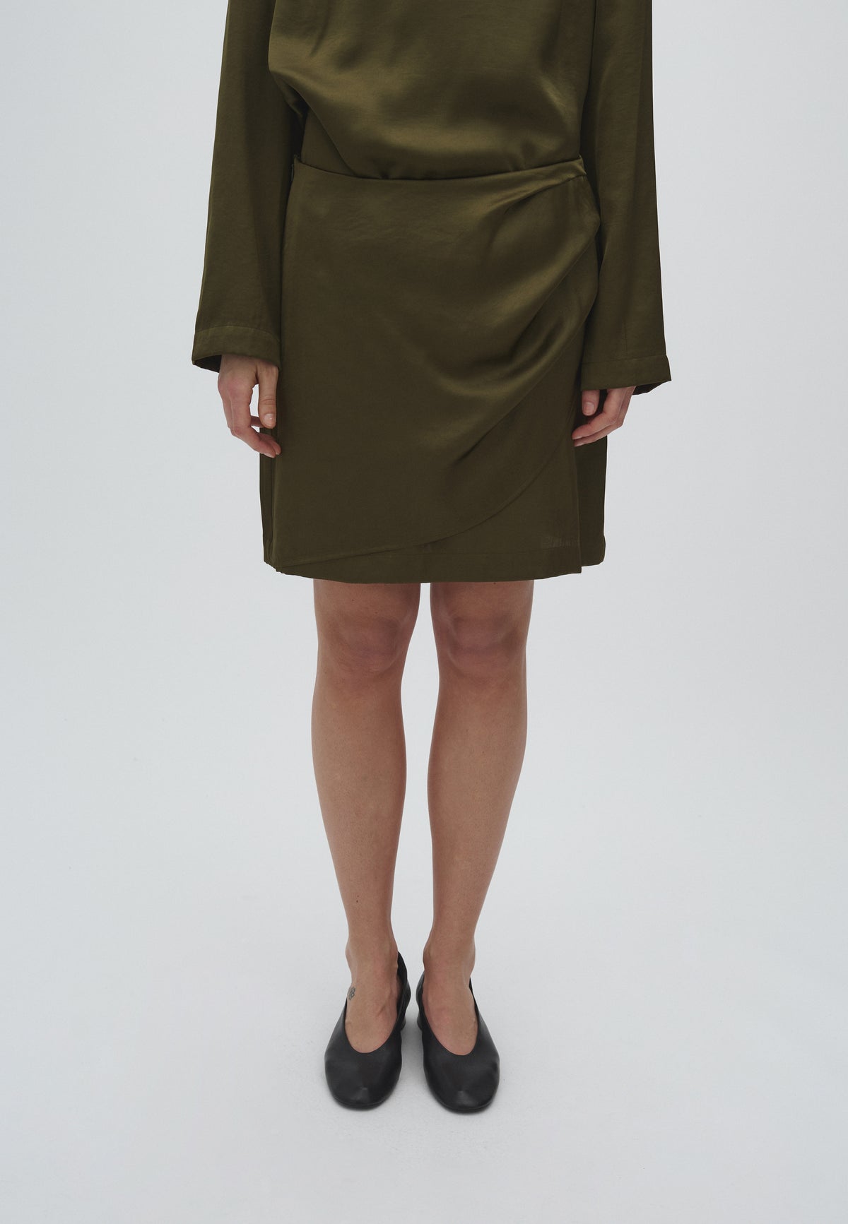 Dagny-M_Smoked Olive_Model_3