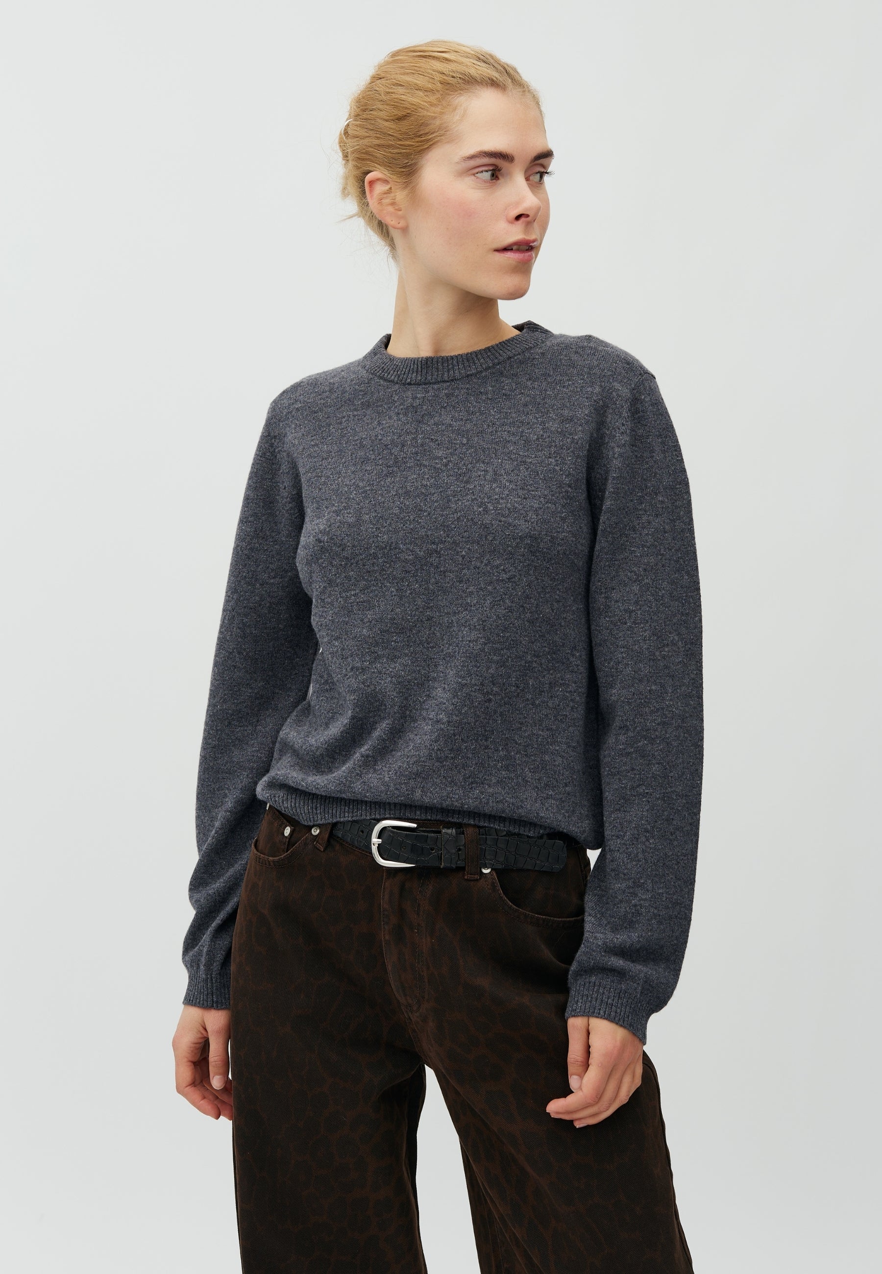 Christin-M_Dark Grey Melange_Model_0