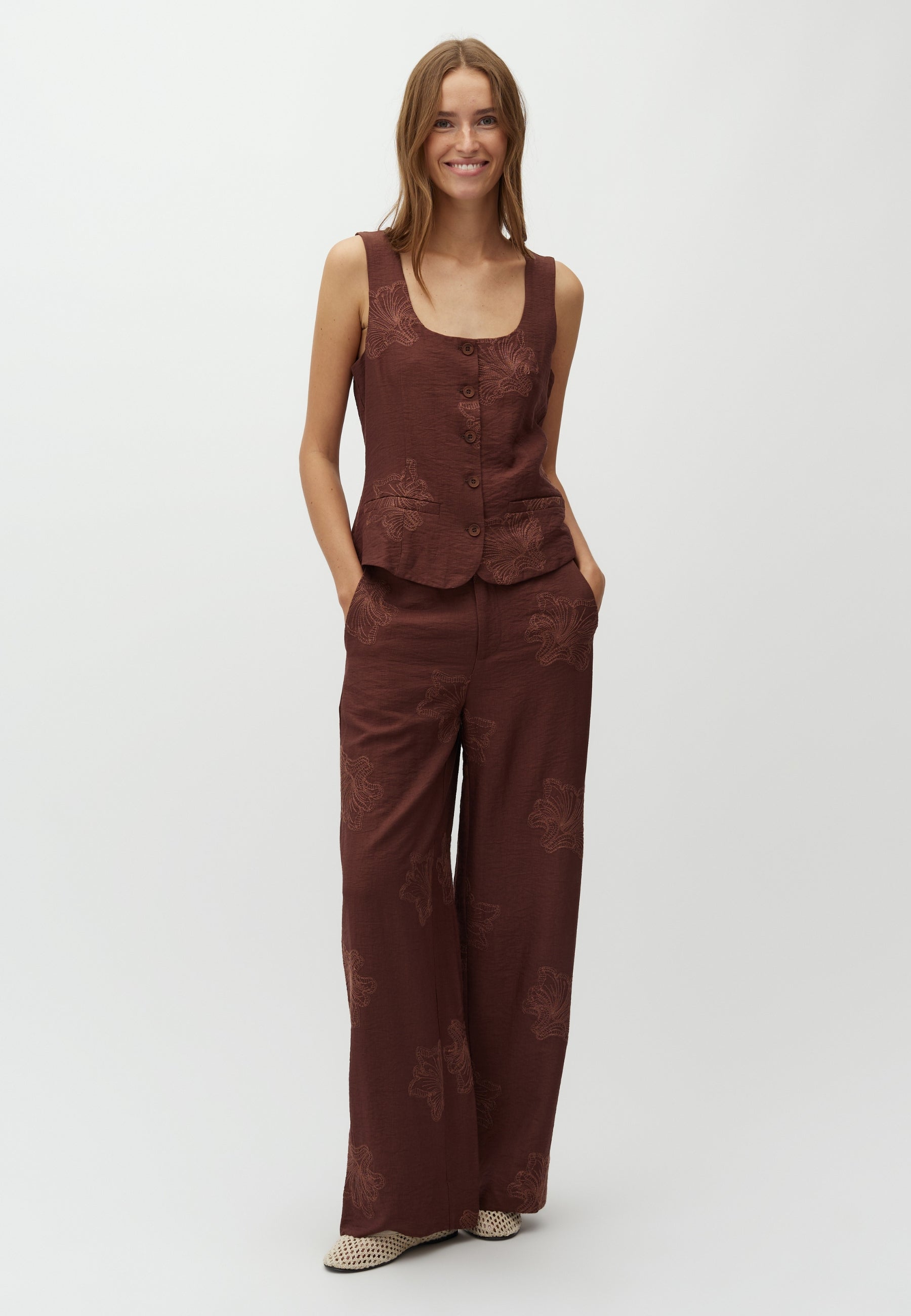 Ishara-M_Warm Brown_Model_0