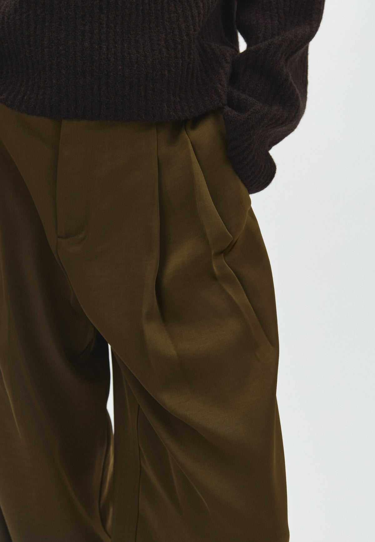 Emeli-M_Smoked Olive_Model_3