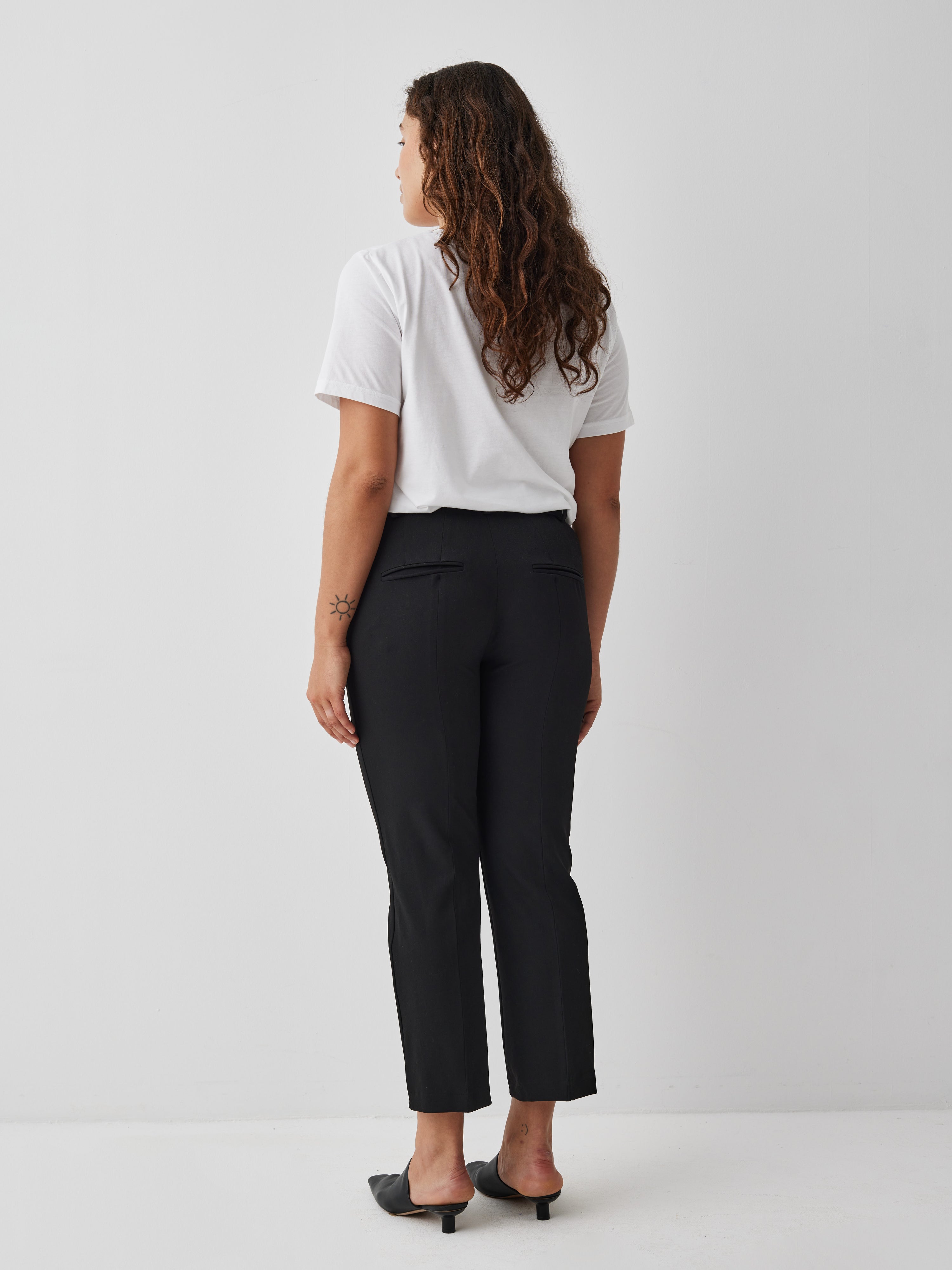 Maiianne-M_Black_Model_