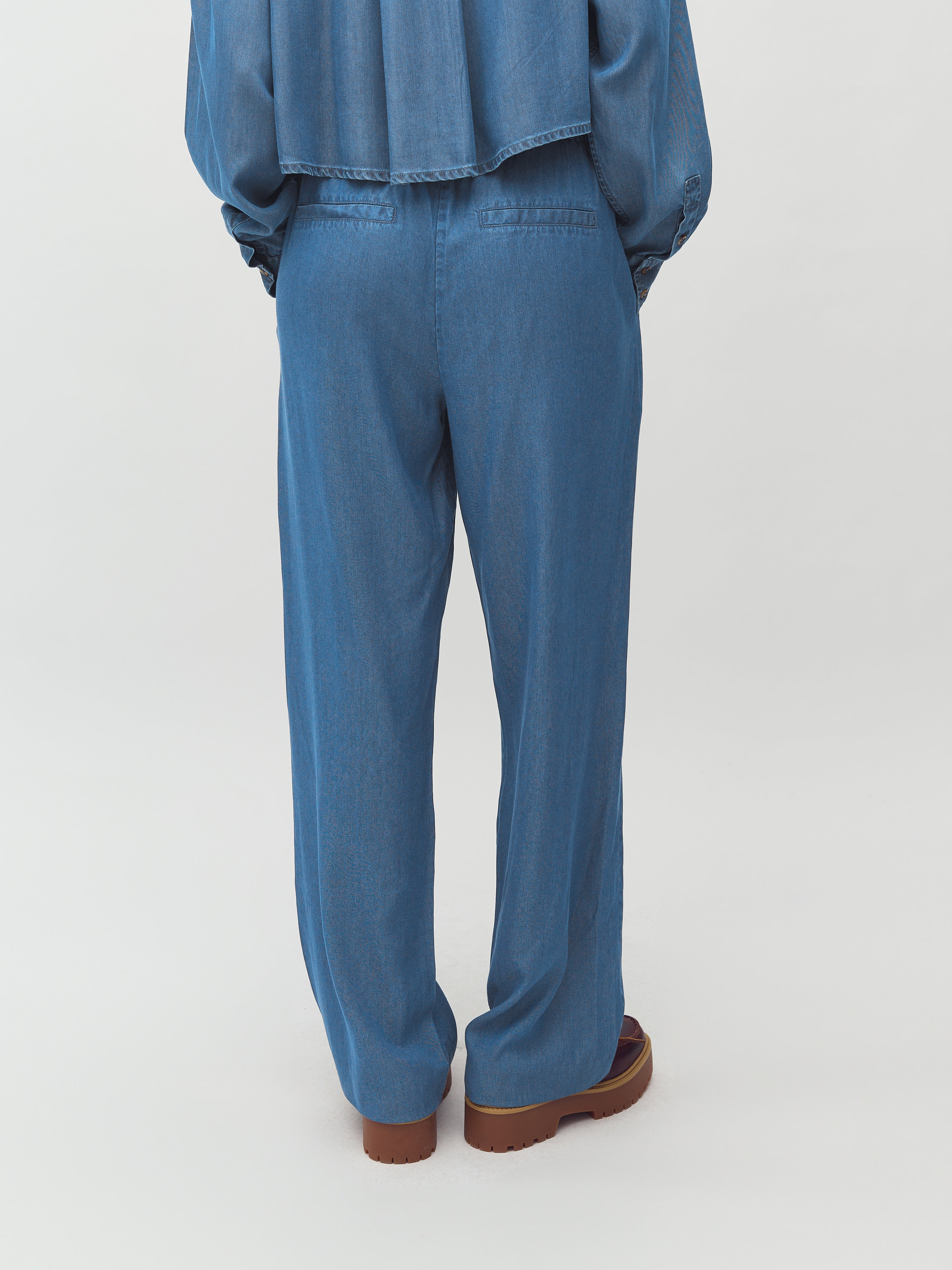 Phillipa-M_Mid Vintage Wash_Model_