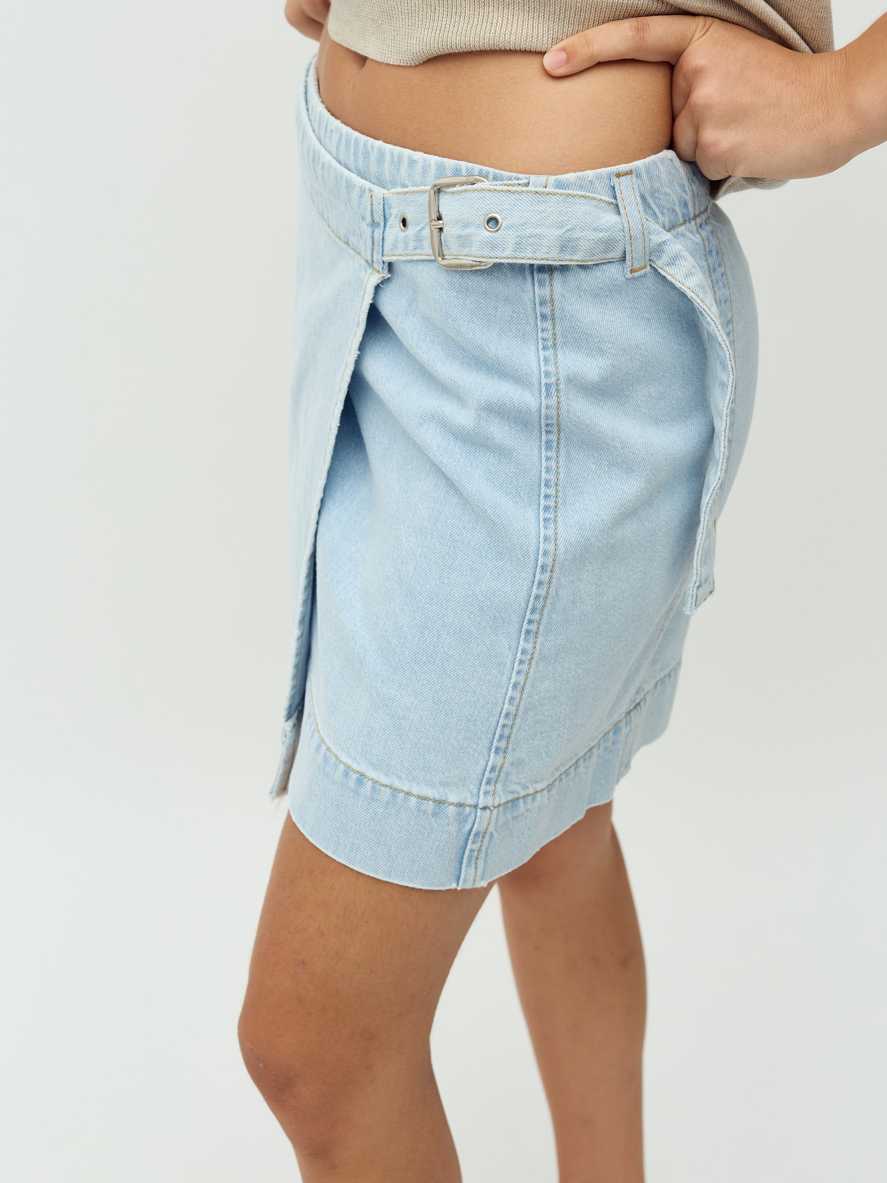 Kalinca-M_Lighter Blue Wash_Model_3