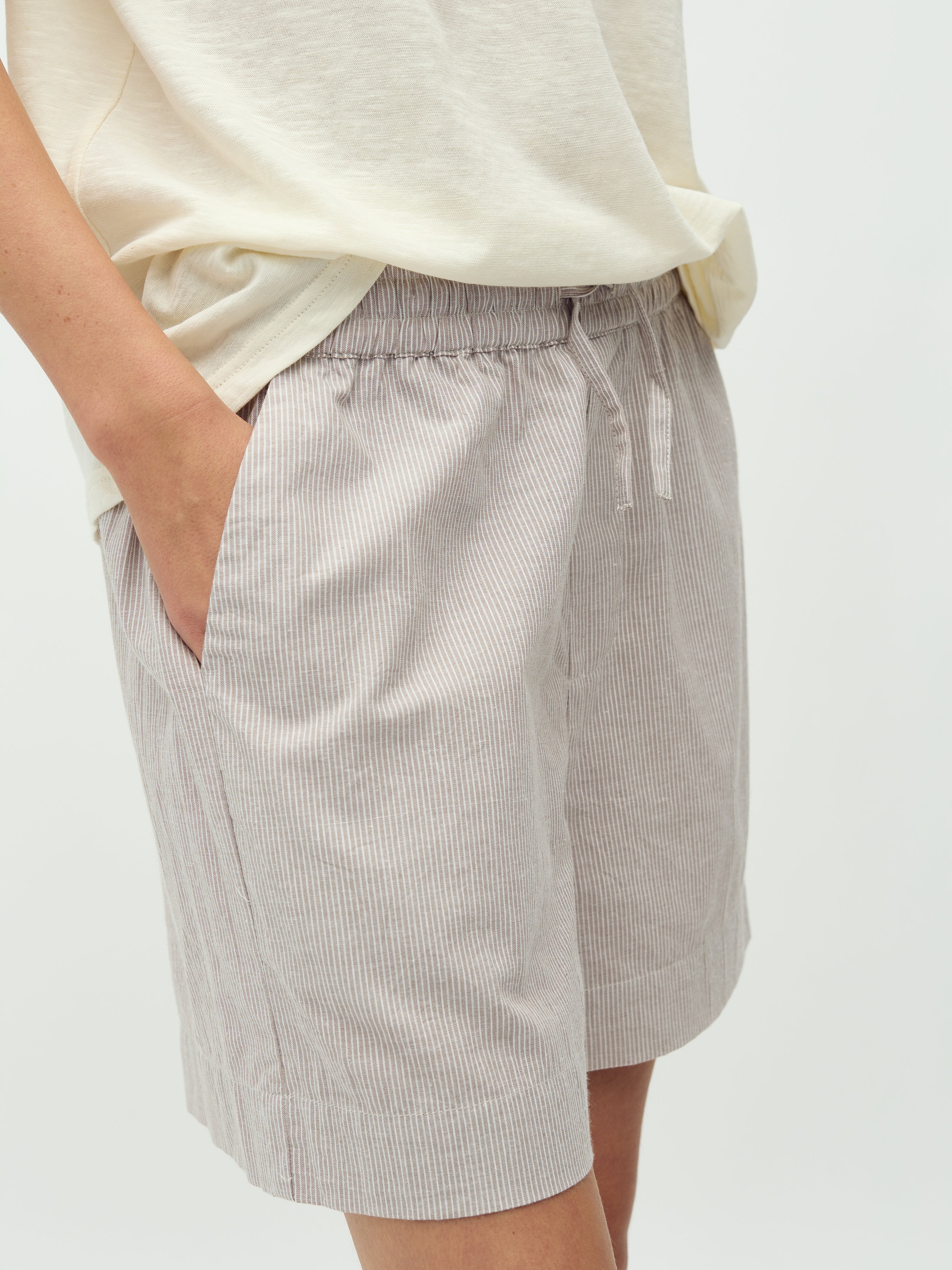 Meris-M_Cinder White Stripe_Model_4