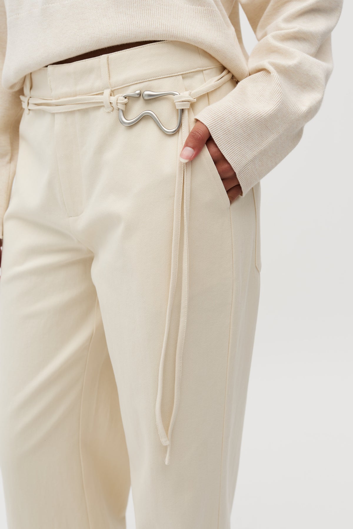 Mariellen-M_Ecru_Model_0