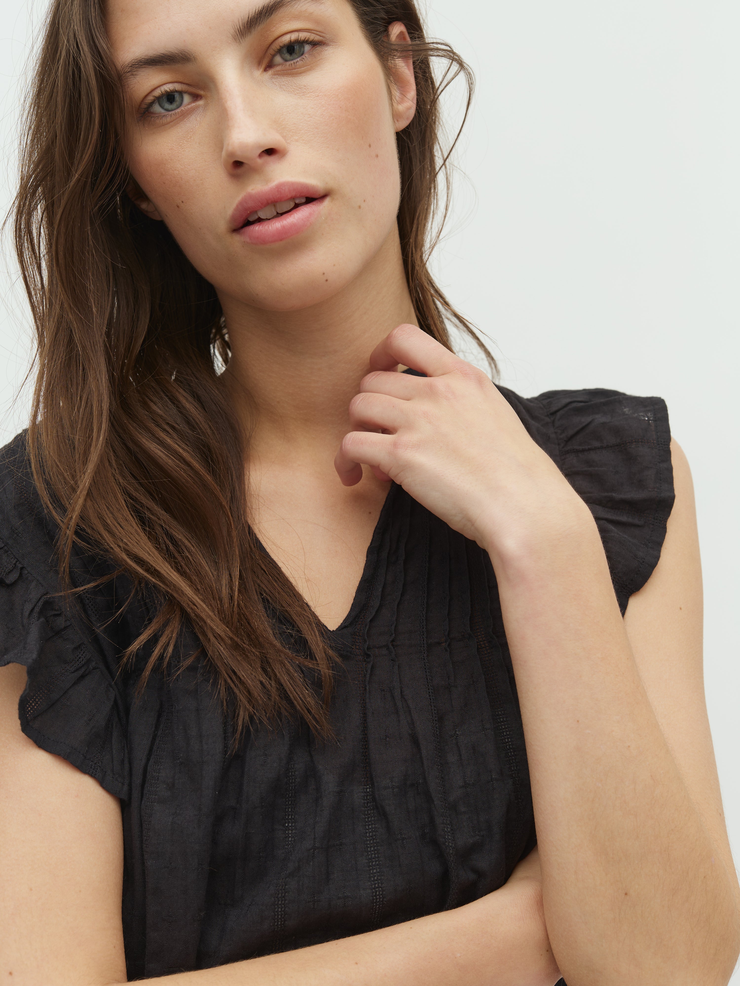 Gemala-M_Black_Model_1