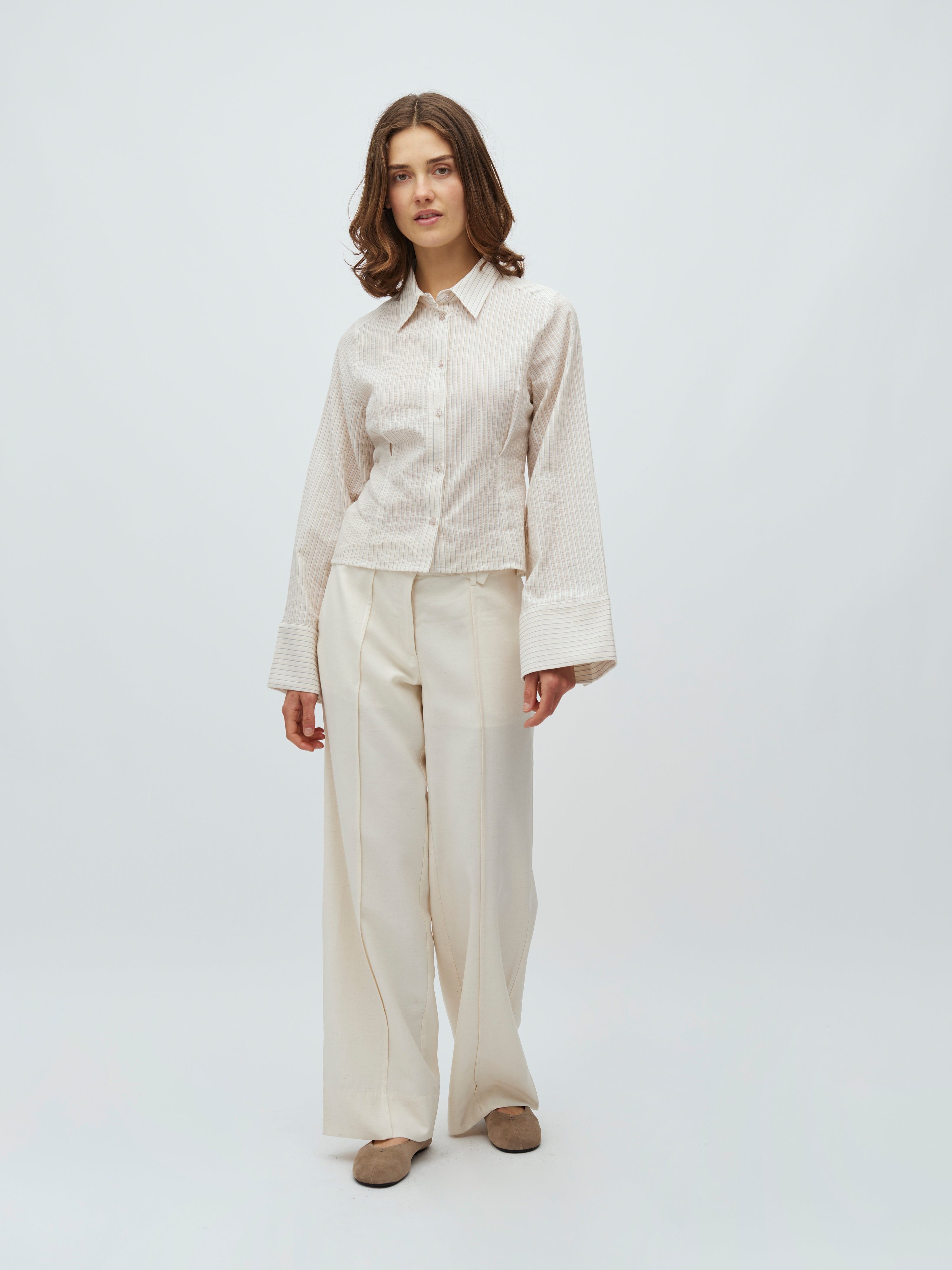 Kalanna-M_White Feather Grey Stripe_Model_0