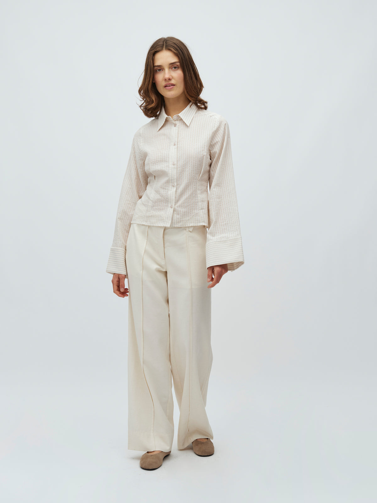 Kalanna-M_White Feather Grey Stripe_Model_0