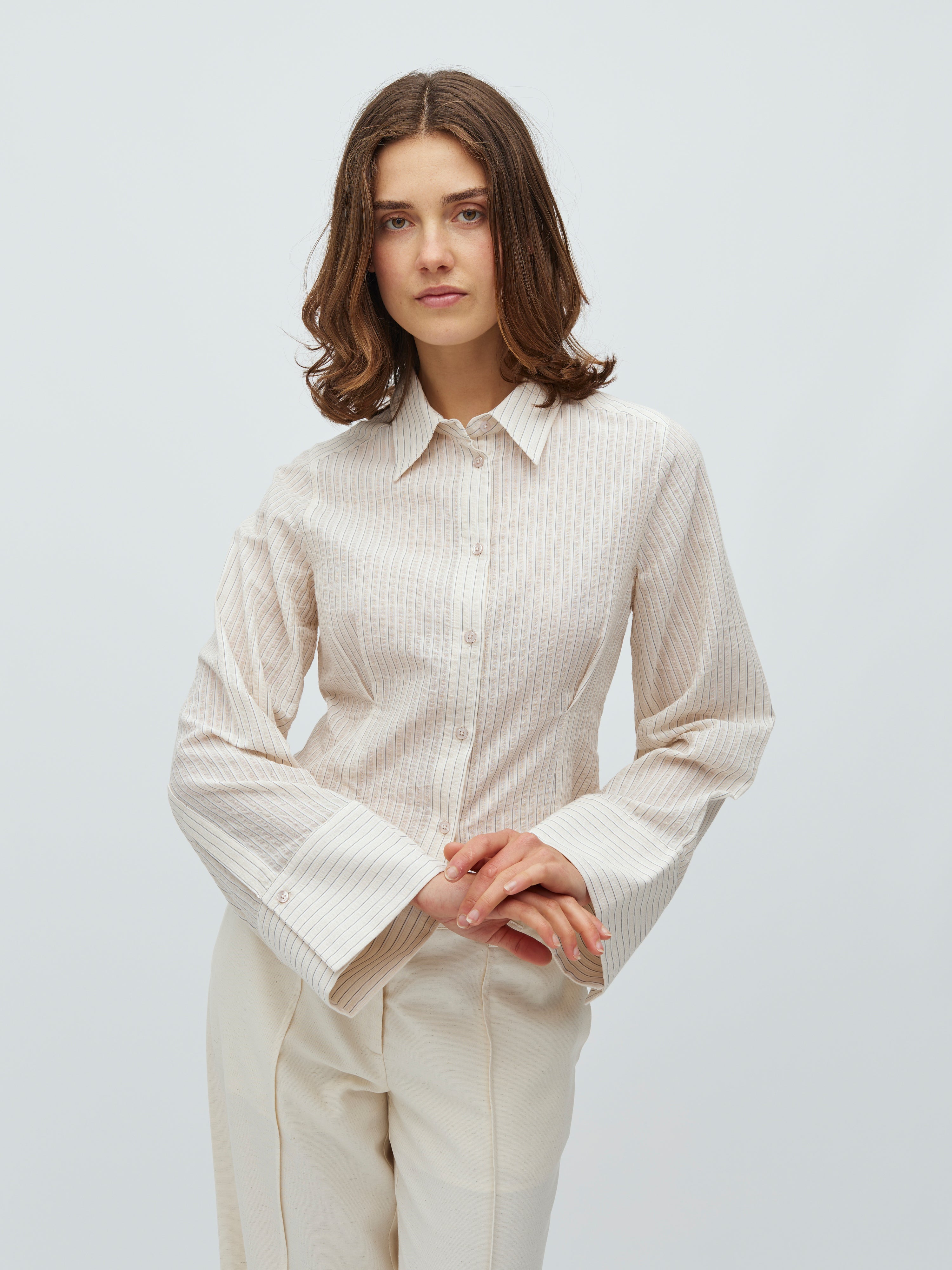 Kalanna-M_White Feather Grey Stripe_Model_1