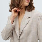 Howla-M_Beige Check_Model_3