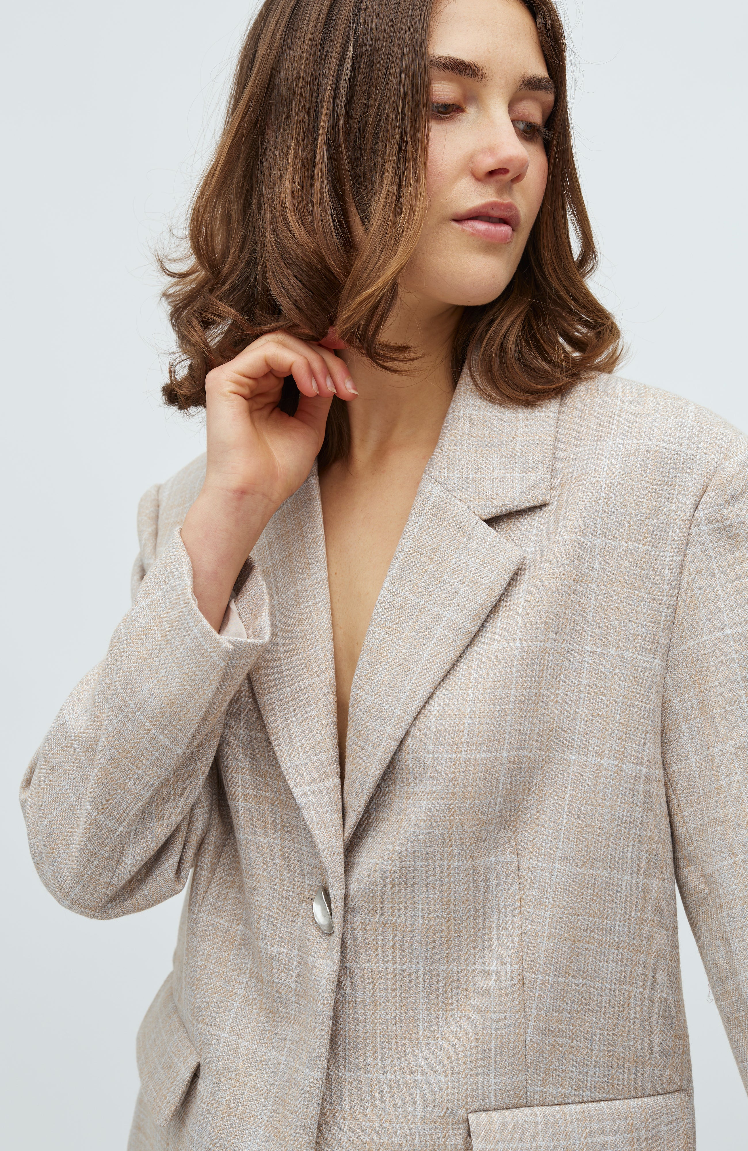 Howla-M_Beige Check_Model_3
