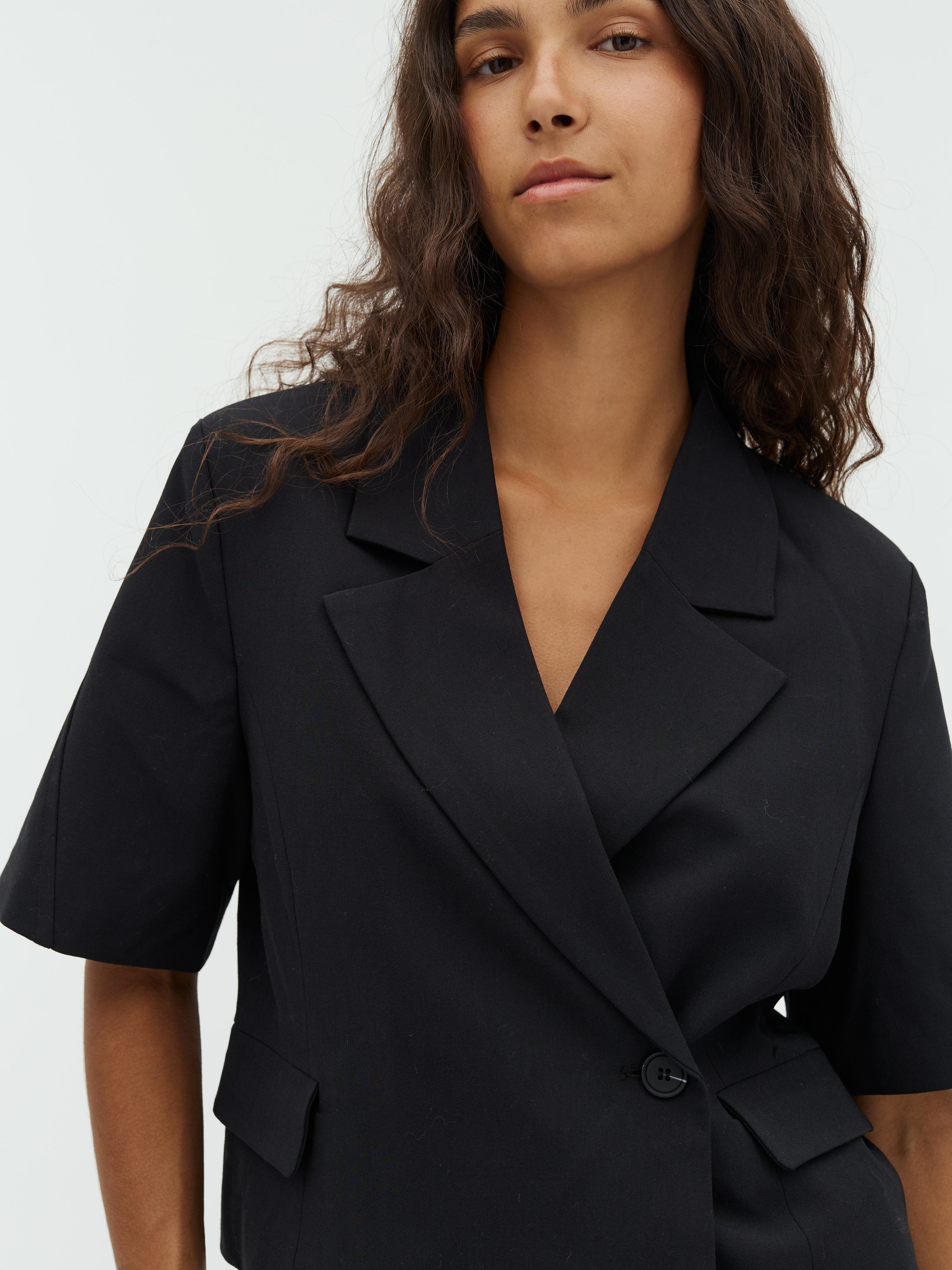 Robina-M_Black_Model_4