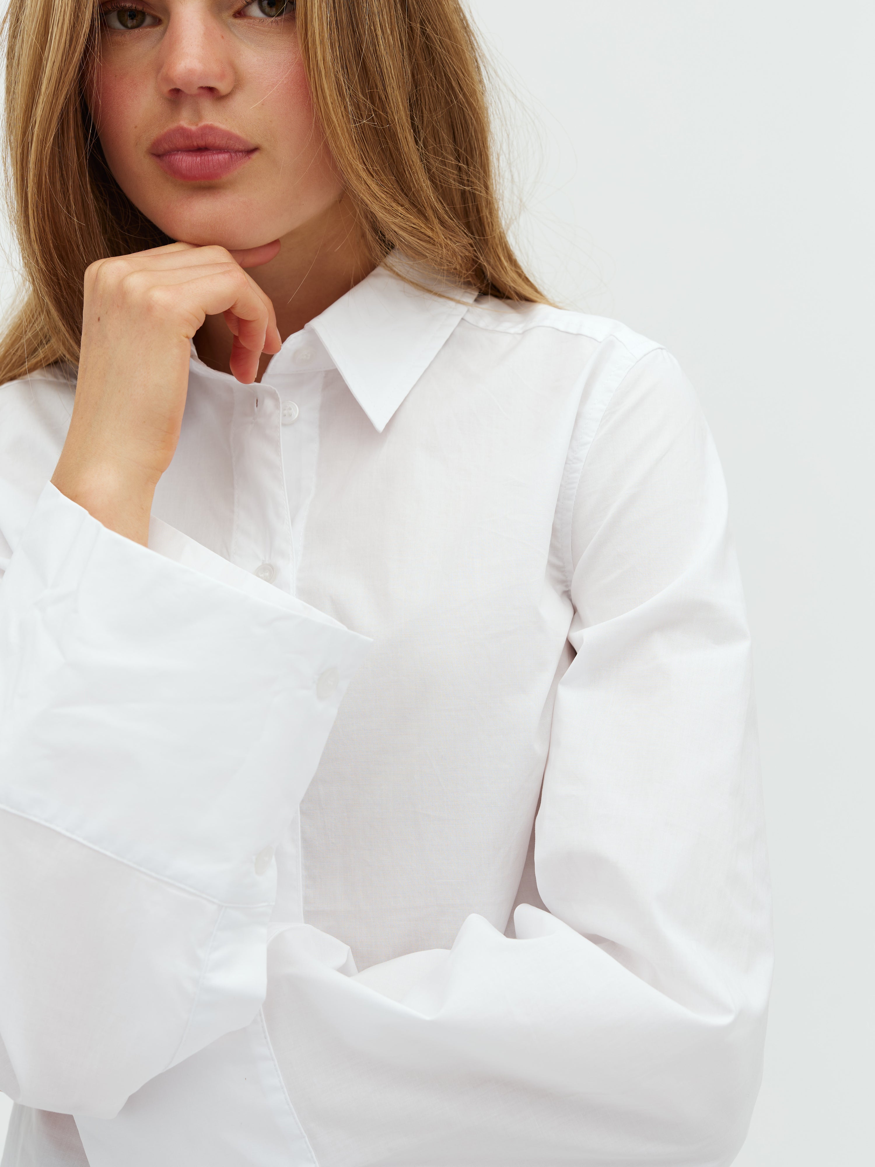 Kaloni-M_White_Model_1