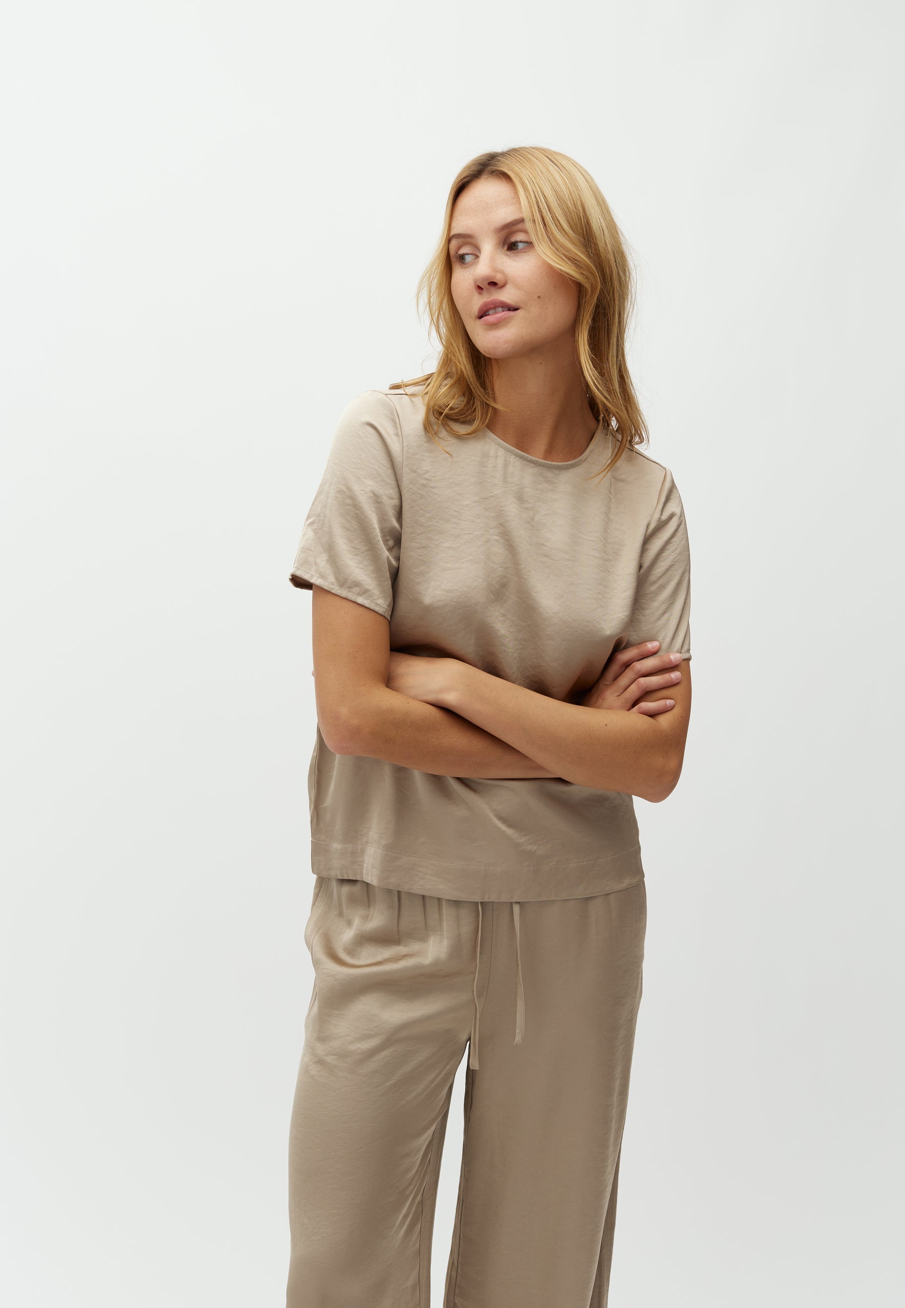 Nivara-M_Sand Grey_Model_1