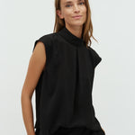 Maaja-M_Black_Model_1