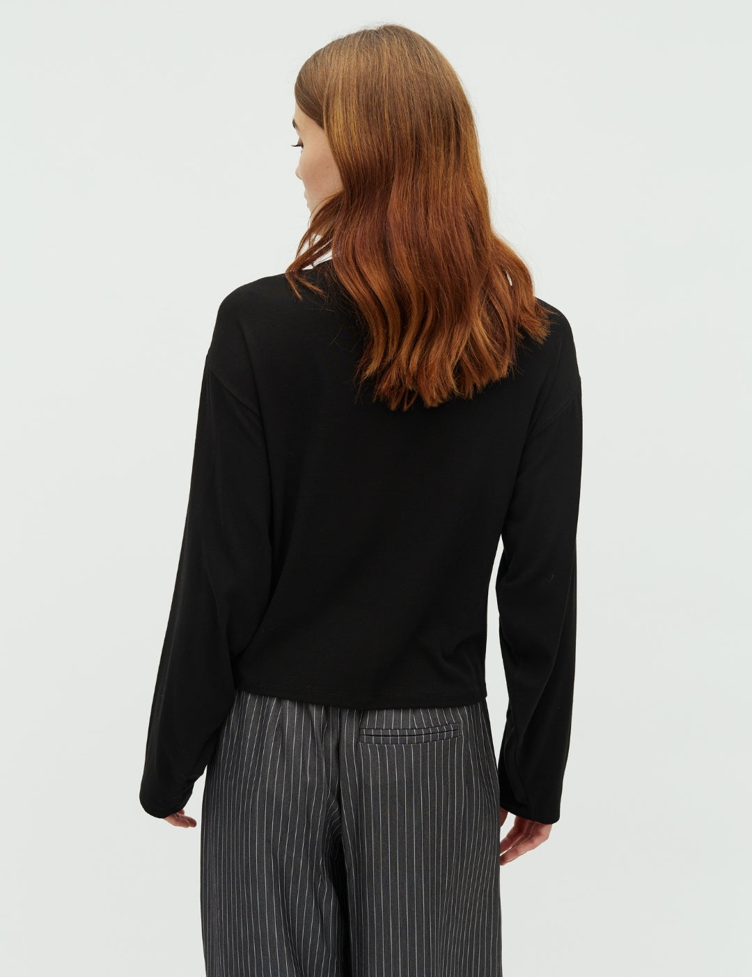 Serrea-M_Black_Model_2