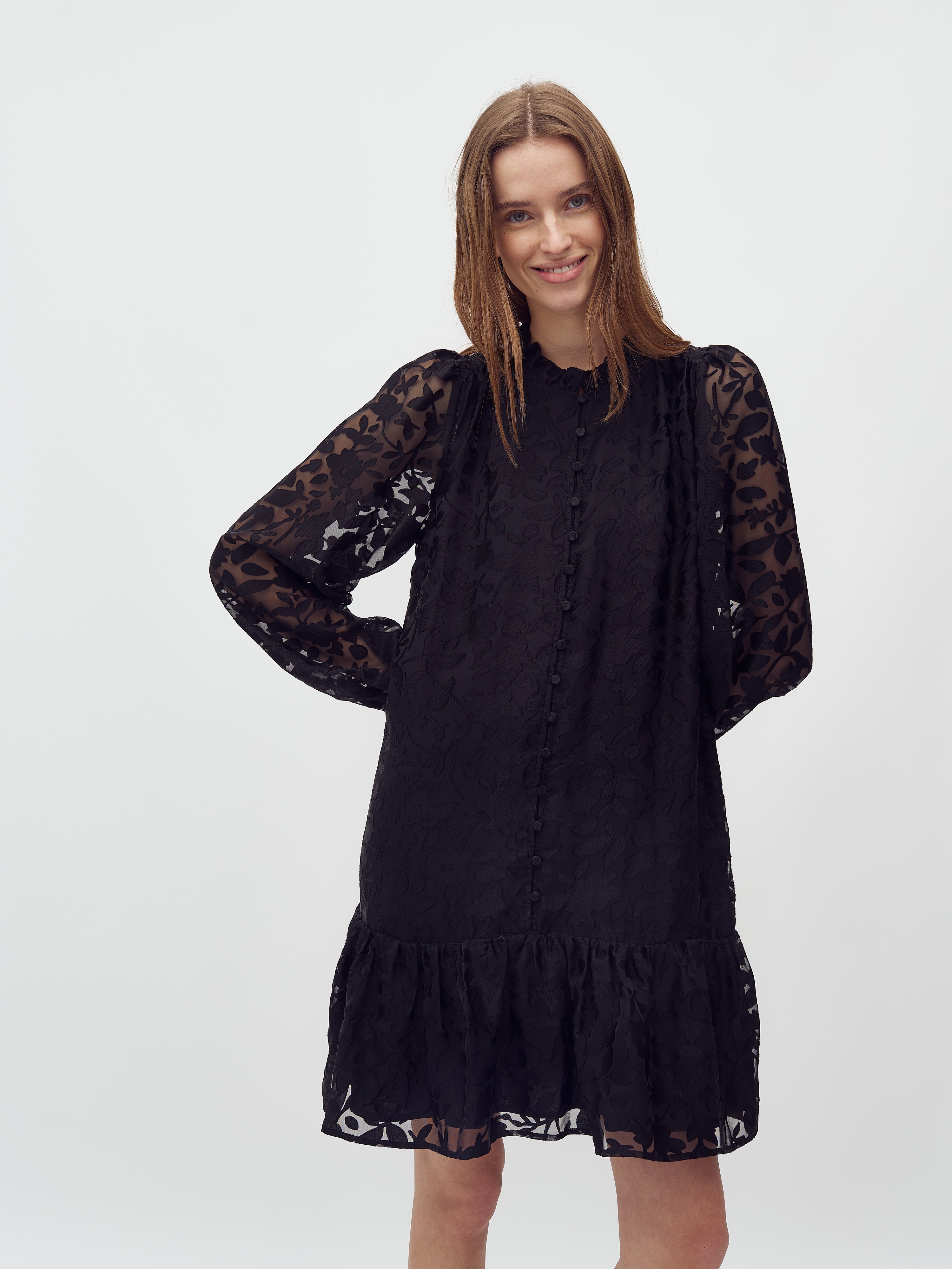 Nulia-M_Black_Model_1