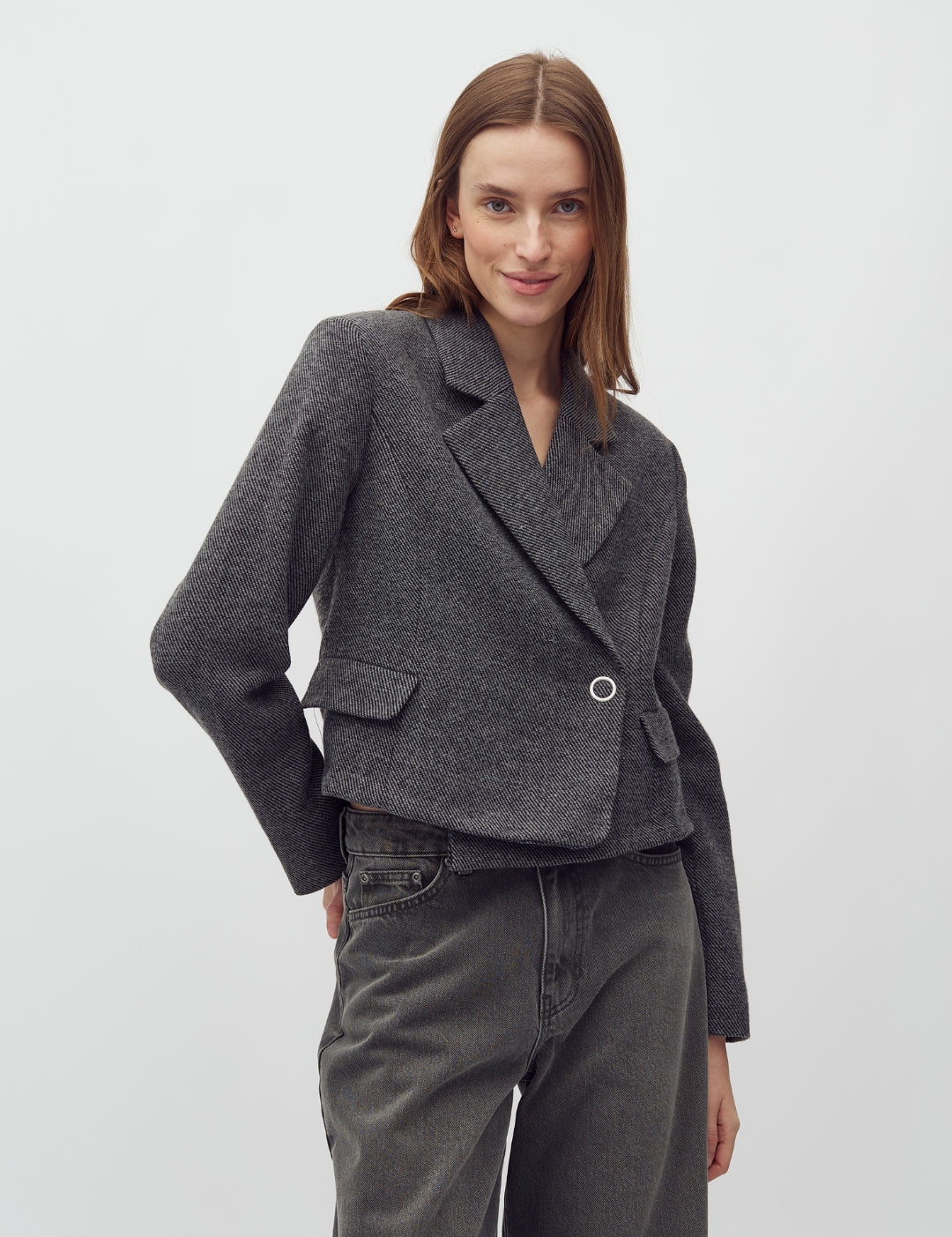 Iva-M_Black Twill_Model_1