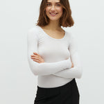 Anna_Optical White_Model_0