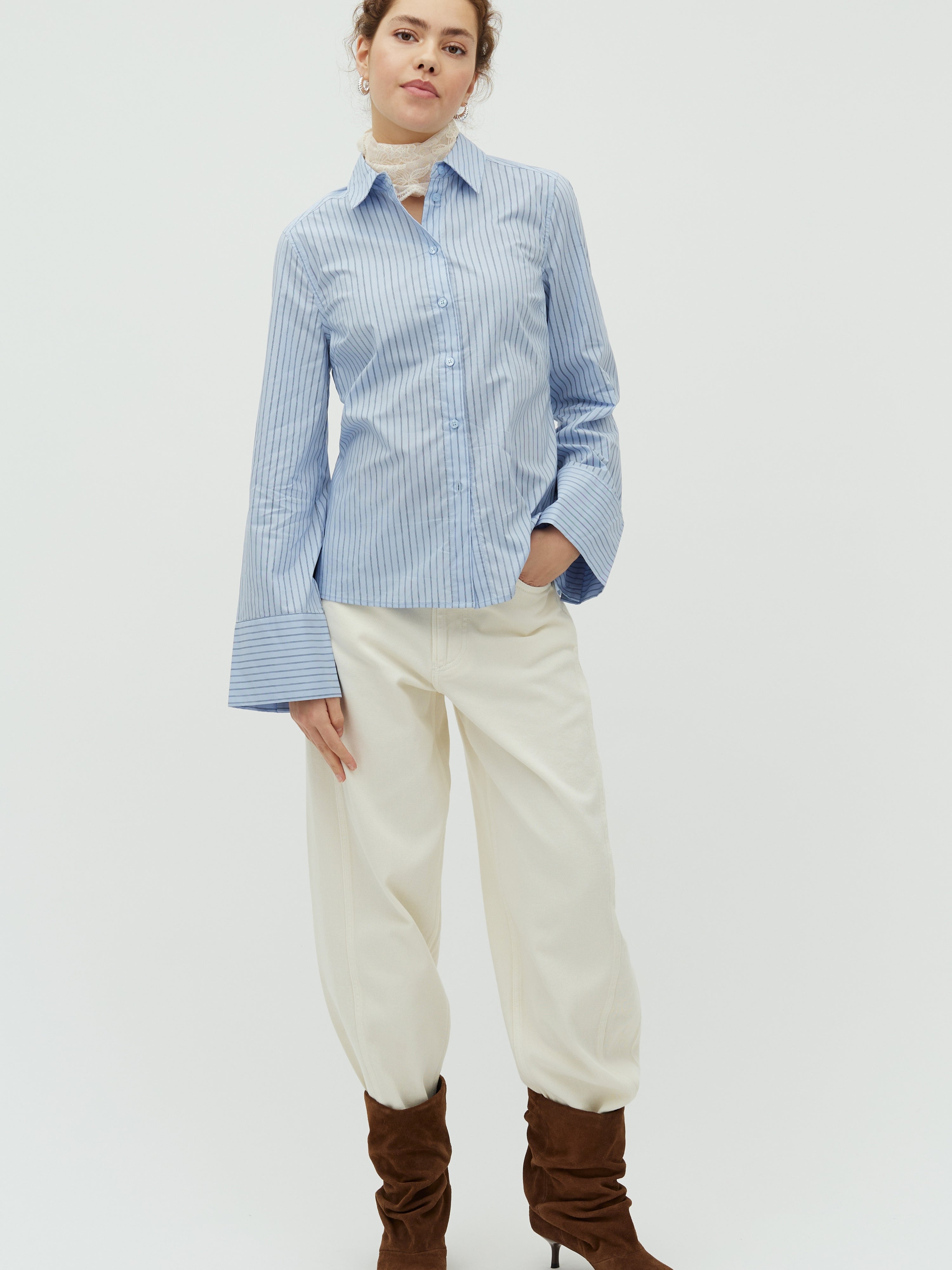 Kaloni-M_Blue Navy Stripe_Model_3