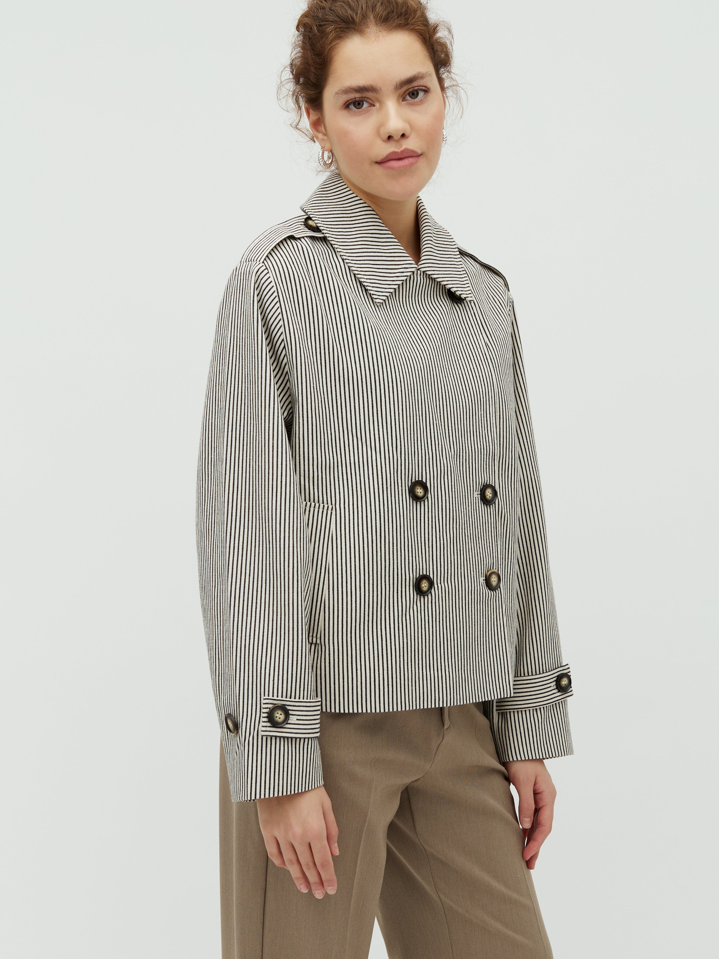 Becker-M_Black Beige Stripe_Model_0