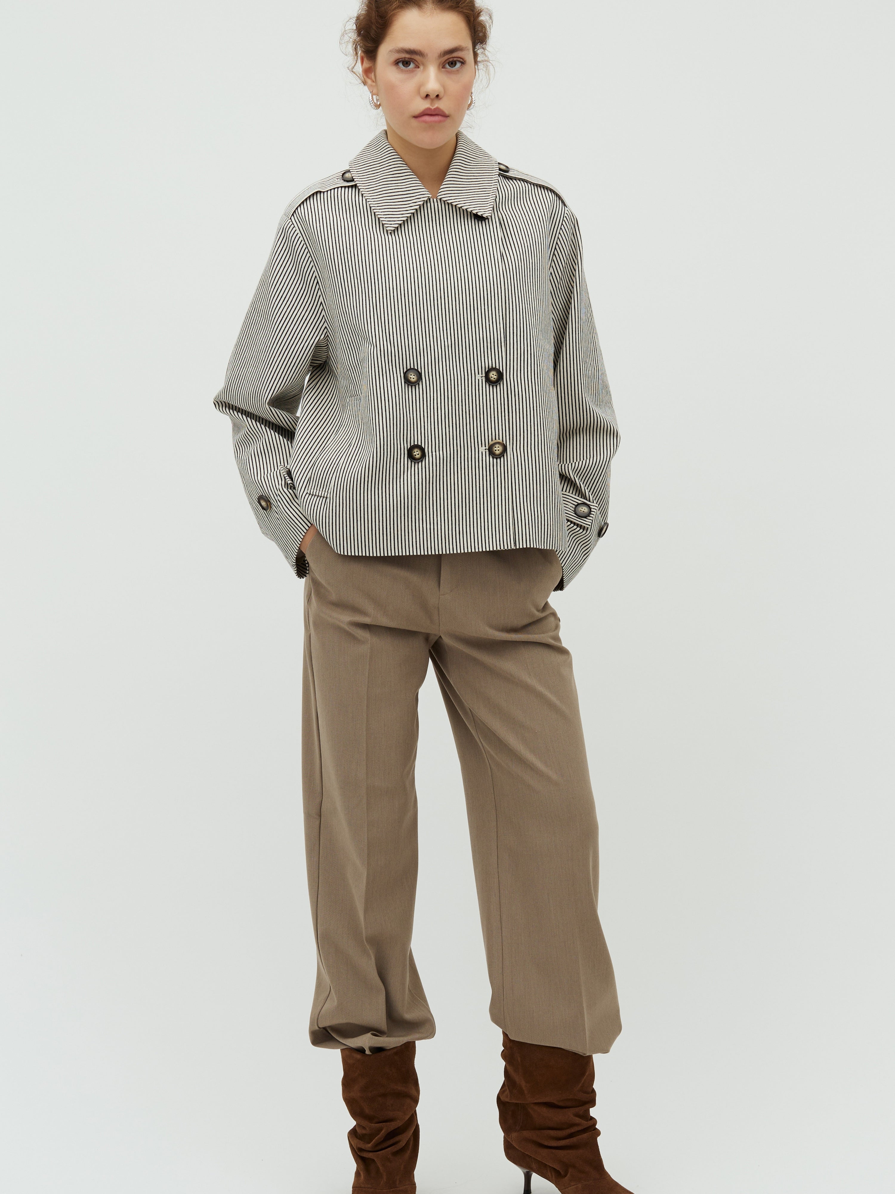 Becker-M_Black Beige Stripe_Model_3