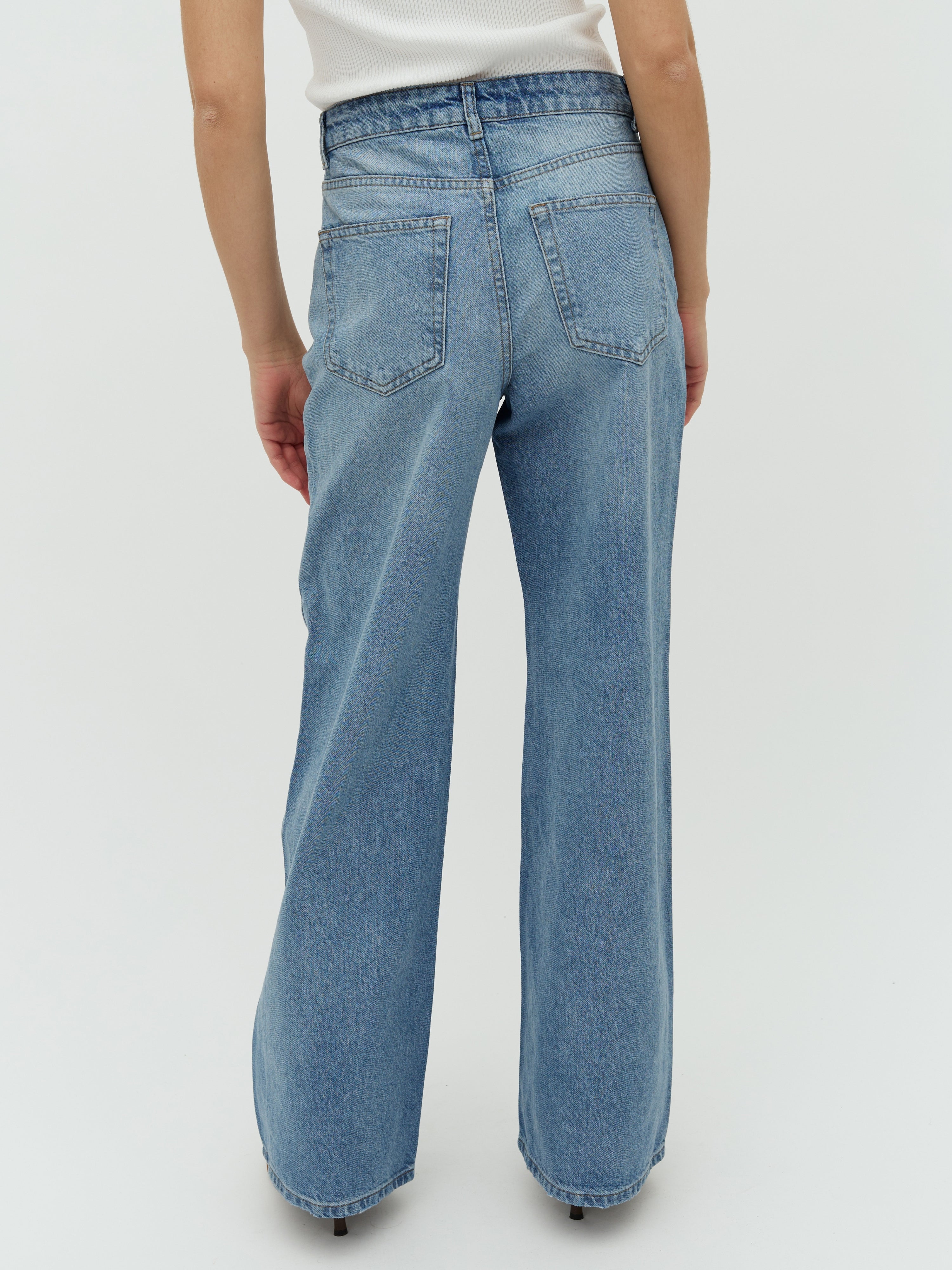 Amarillo-M_Light Blue Brushing_Model_2