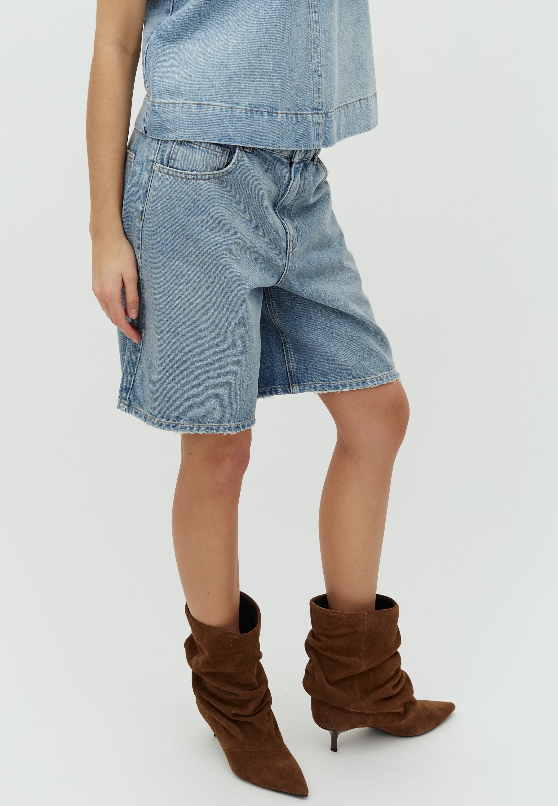 Talina-M_Light Blue Brushing_Model_1