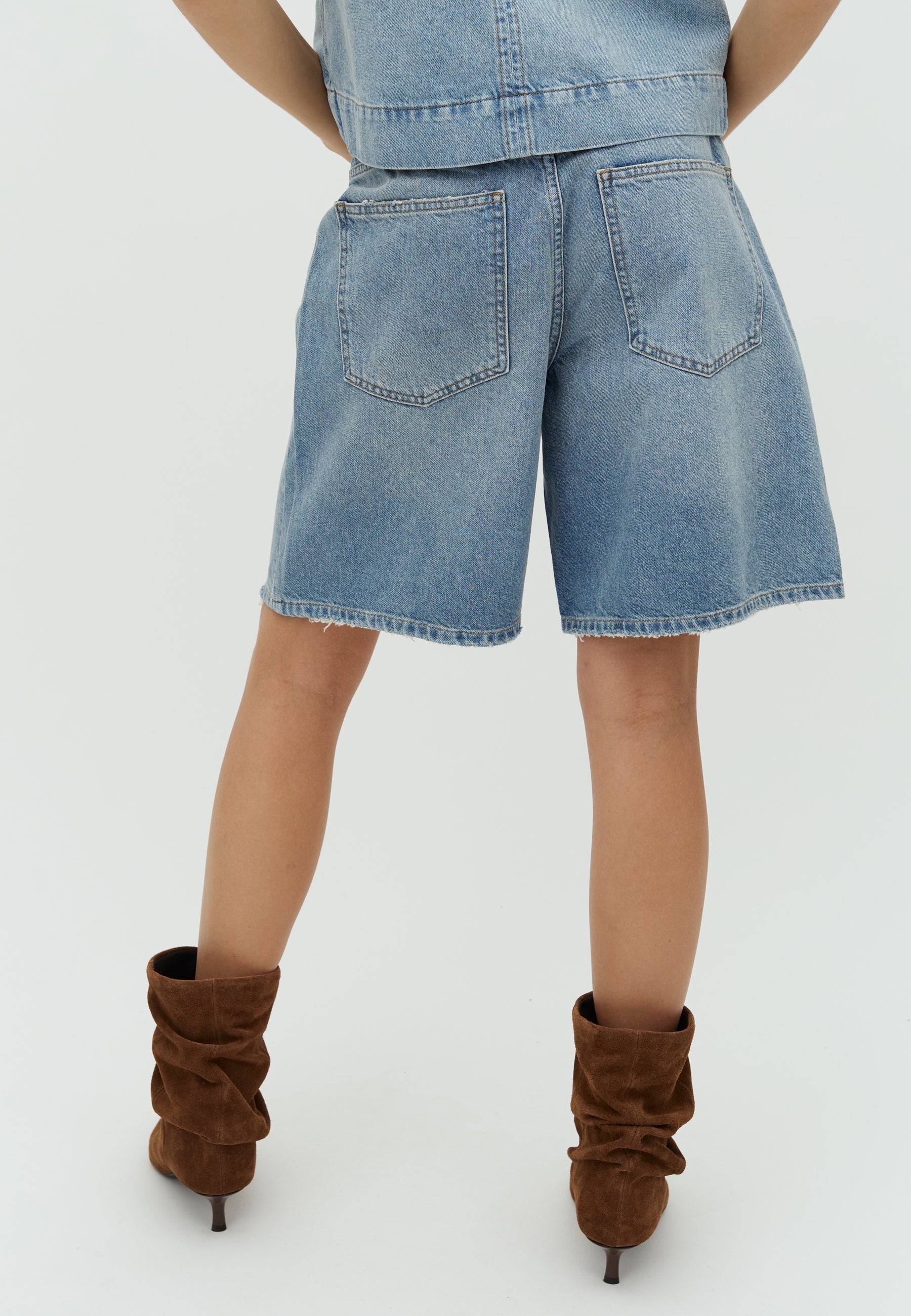 Talina-M_Light Blue Brushing_Model_2