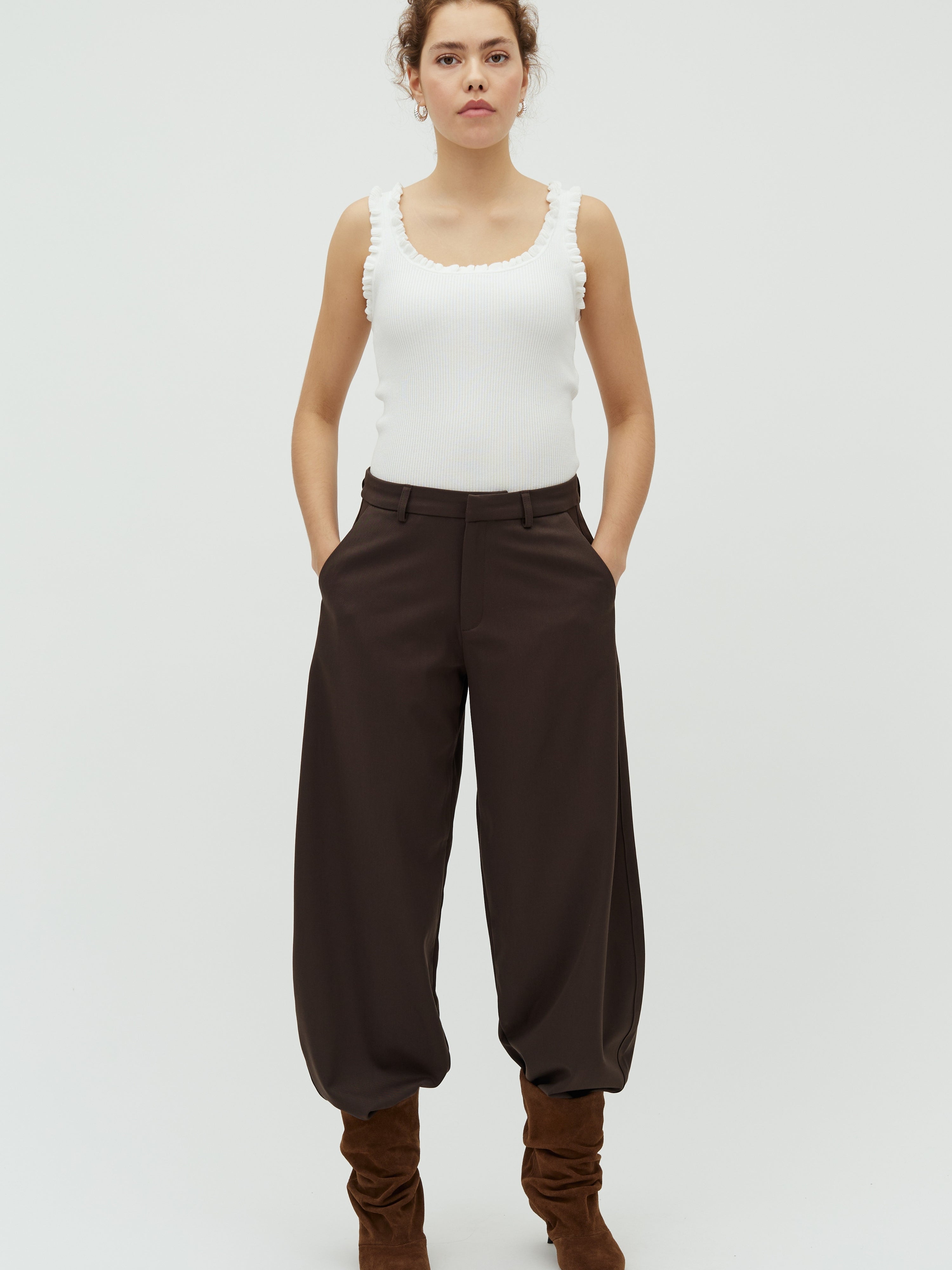 Silira-M_Coffee Brown_Model_0