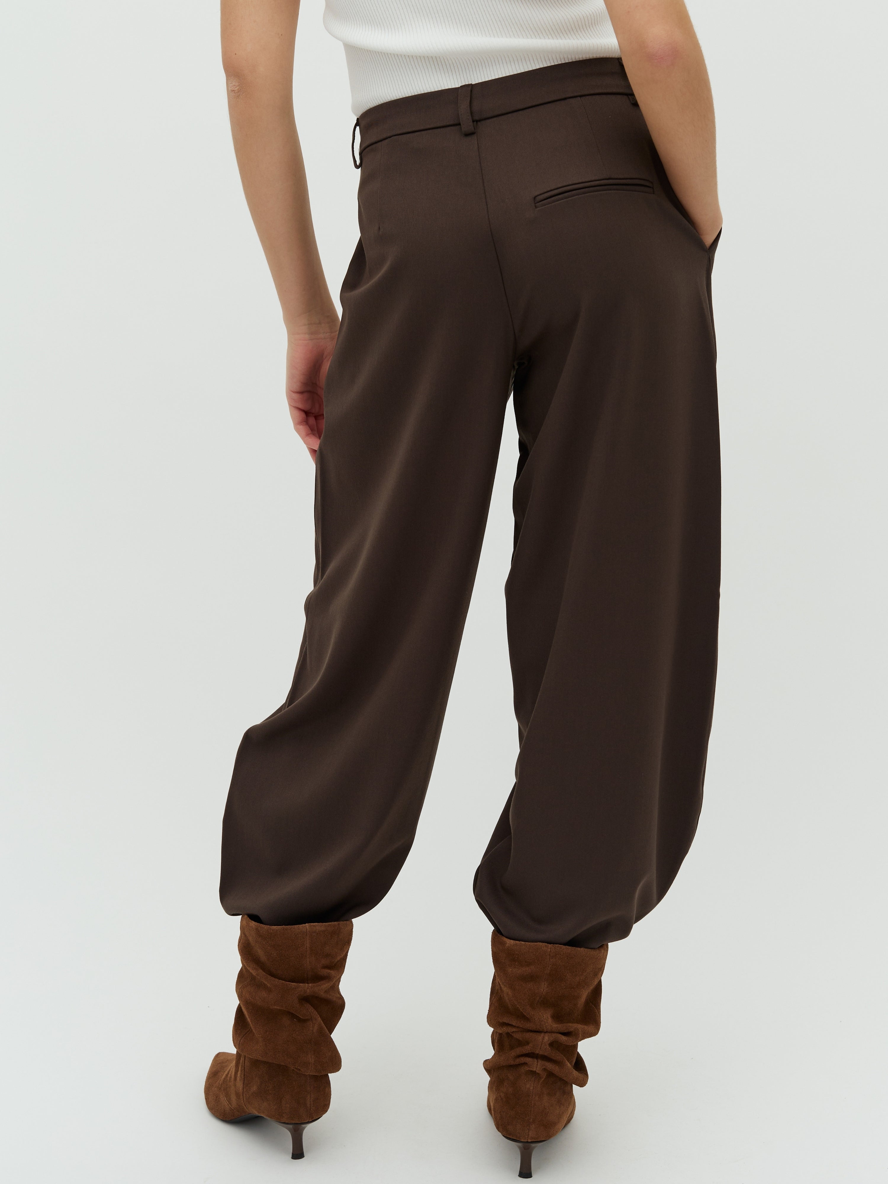 Silira-M_Coffee Brown_Model_2