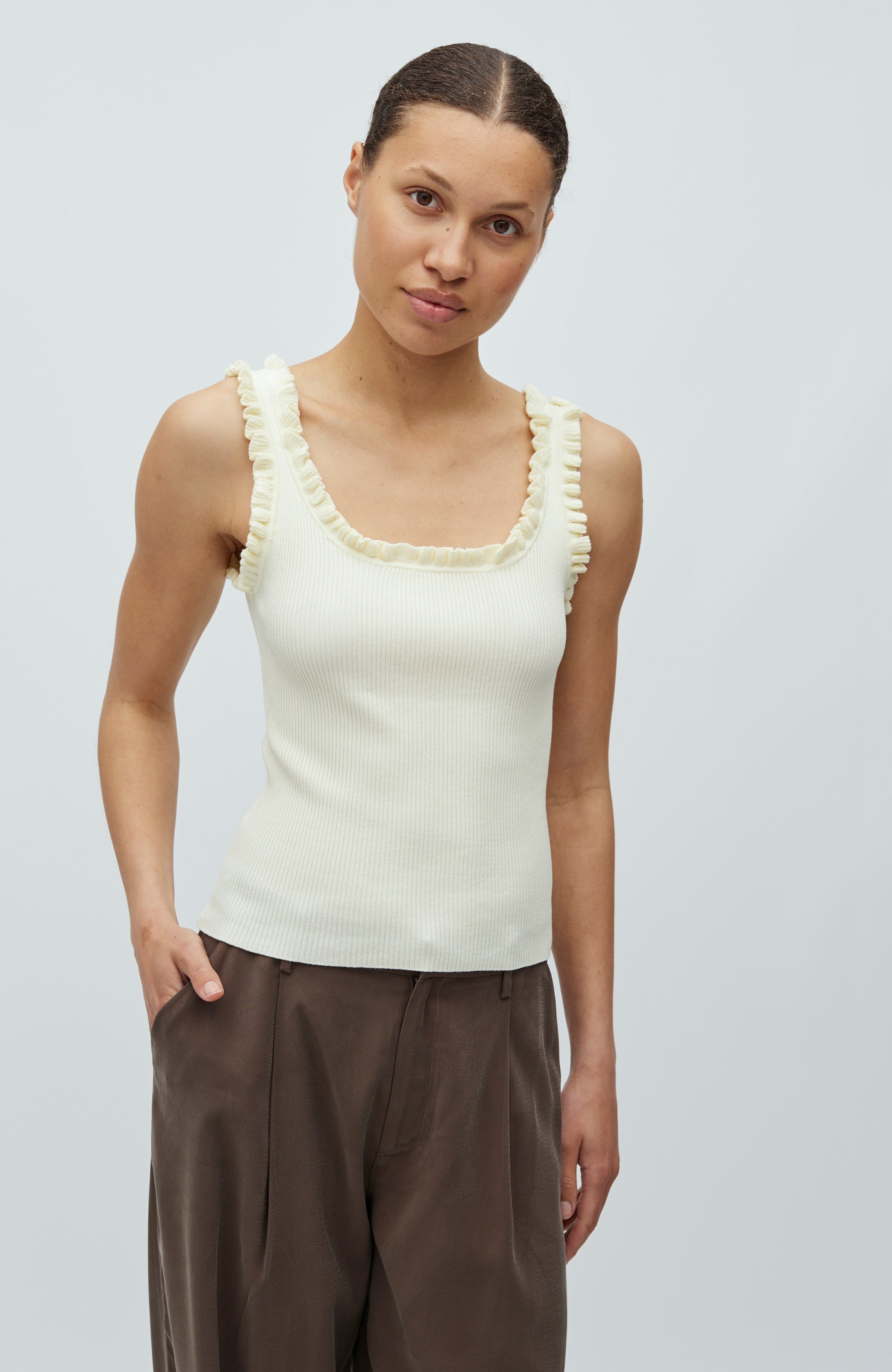 Elinne-M_Ivory Yellow_Model_0