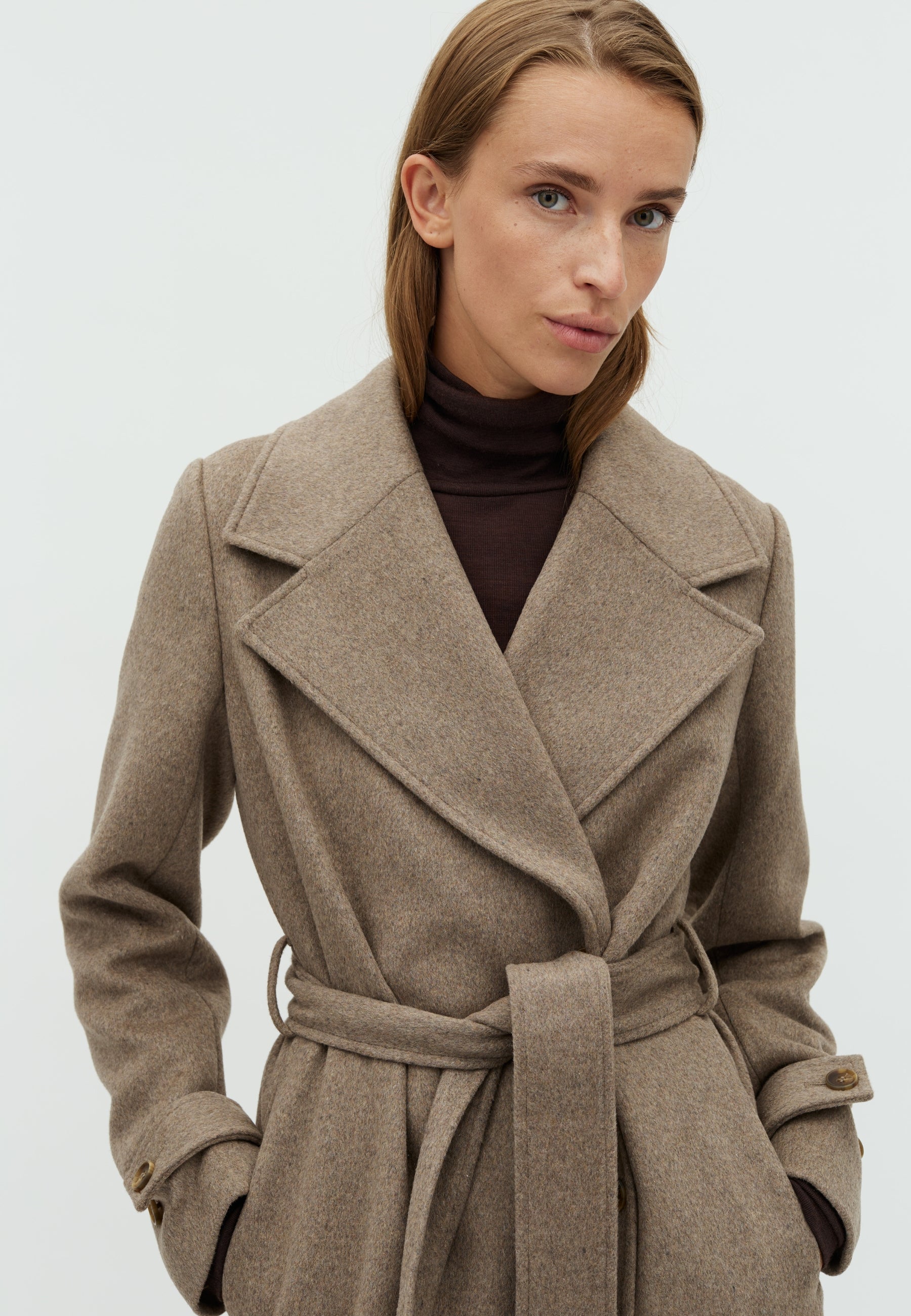 Kasimira-M_Greige Melange_Model_1