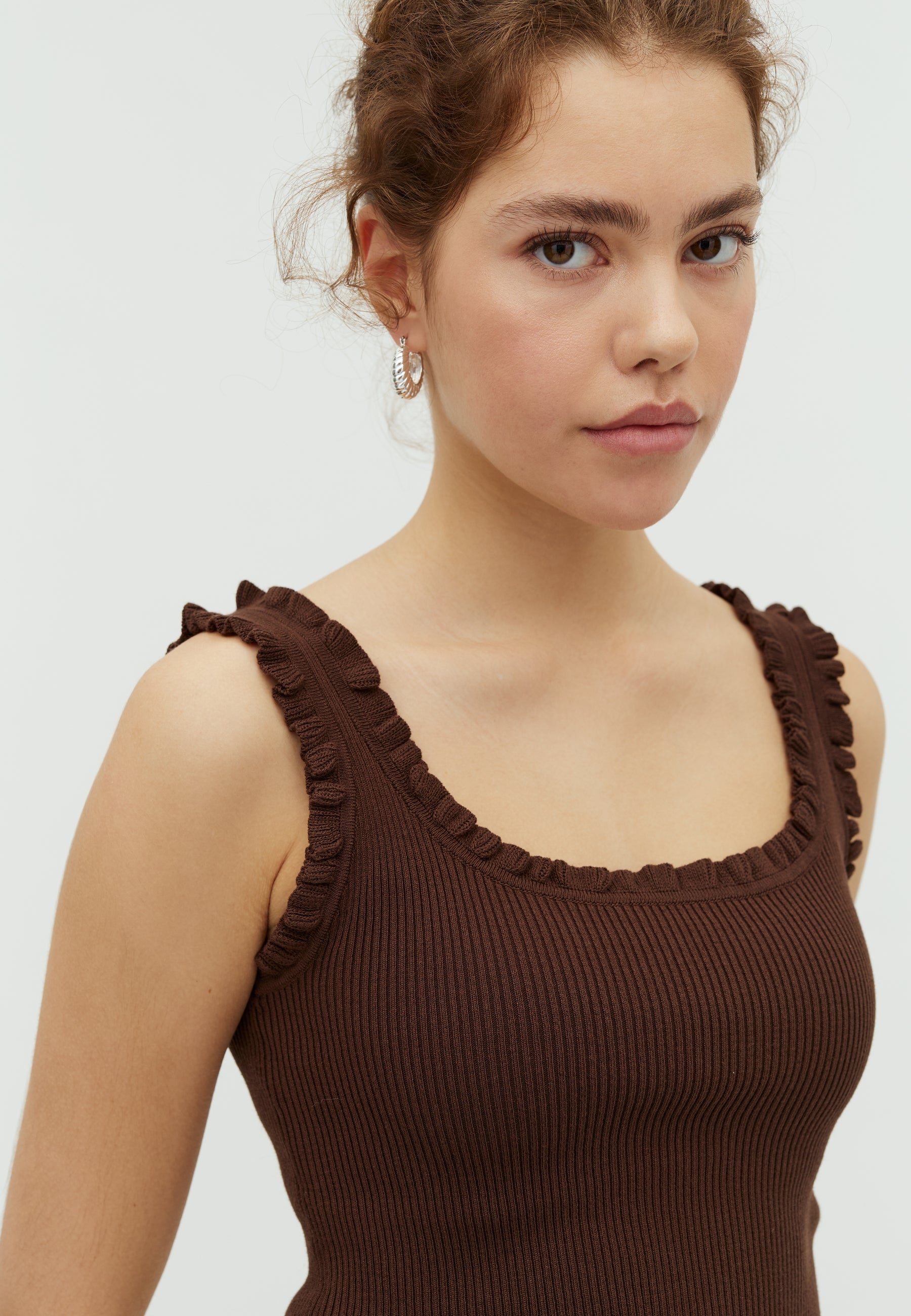 Elinne-M_Chocolate Brown_Model_1