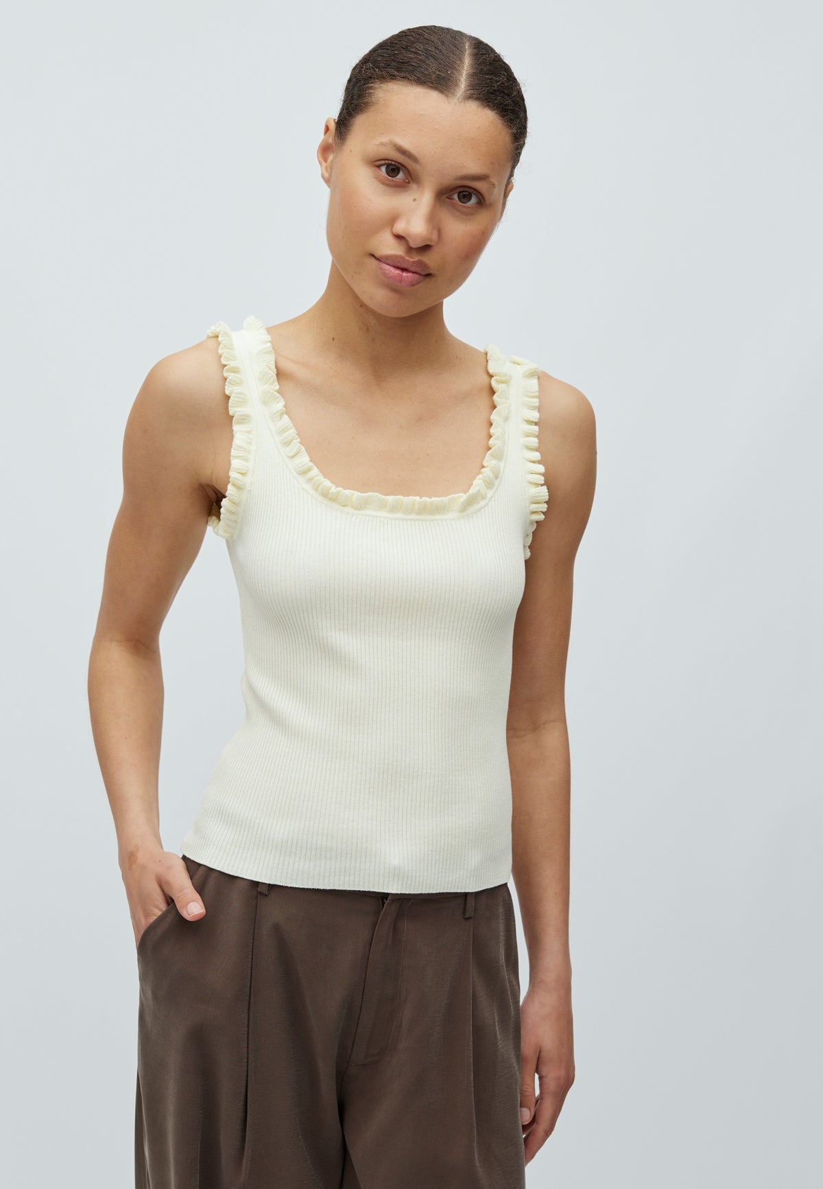 Elinne-M_Ivory Yellow_Model_0