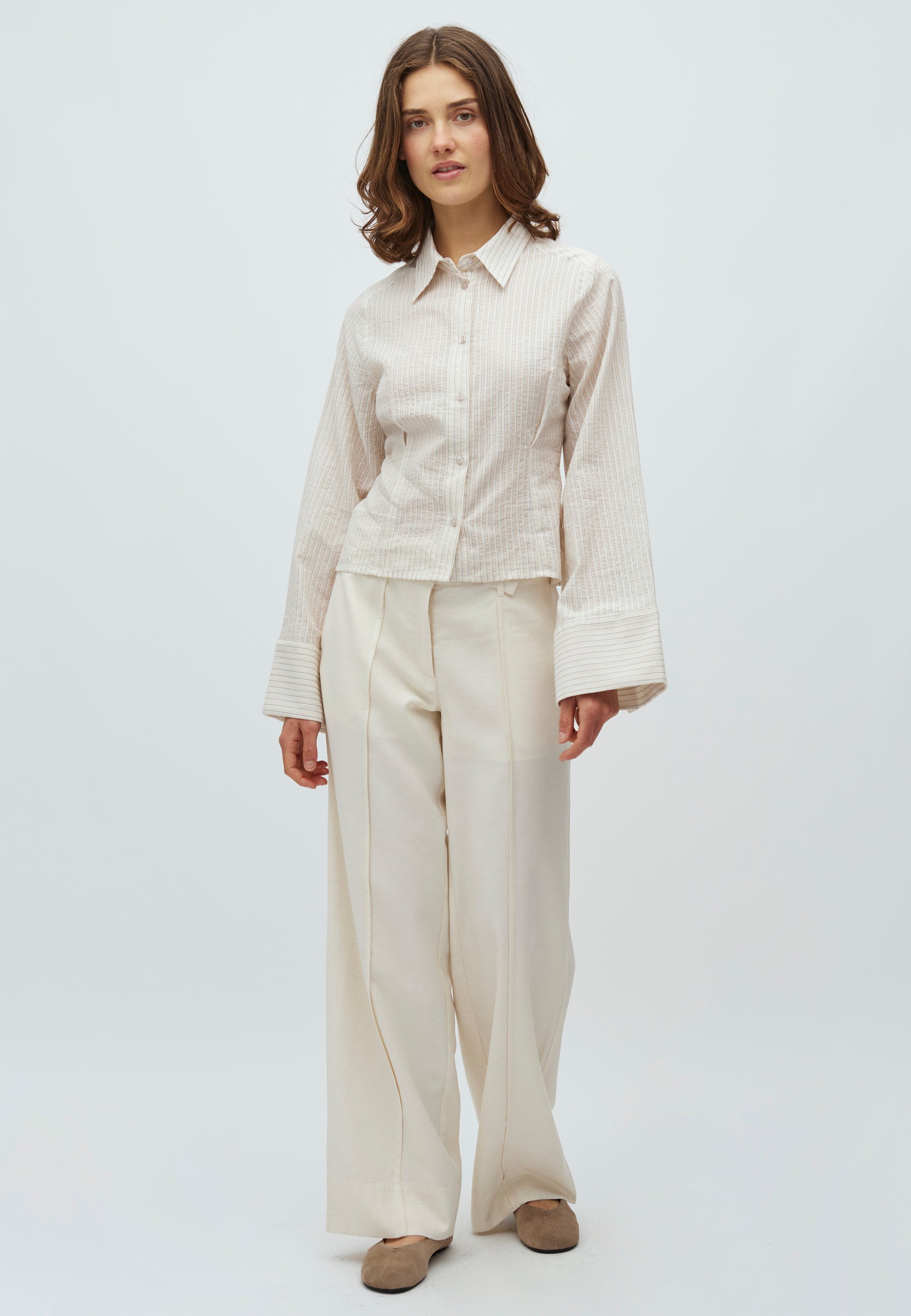 Kalanna-M_White Feather Grey Stripe_Model_2