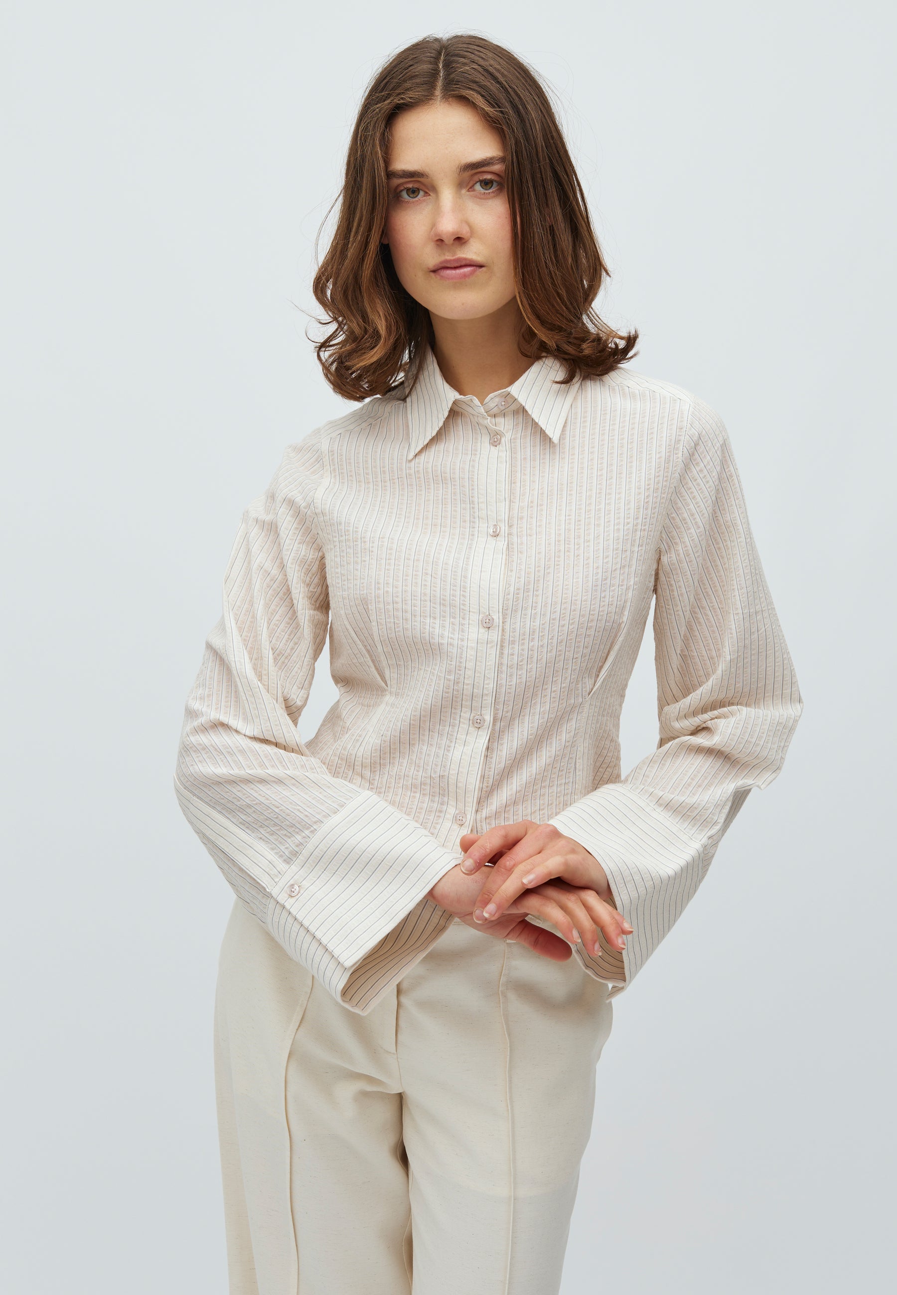 Kalanna-M_White Feather Grey Stripe_Model_0