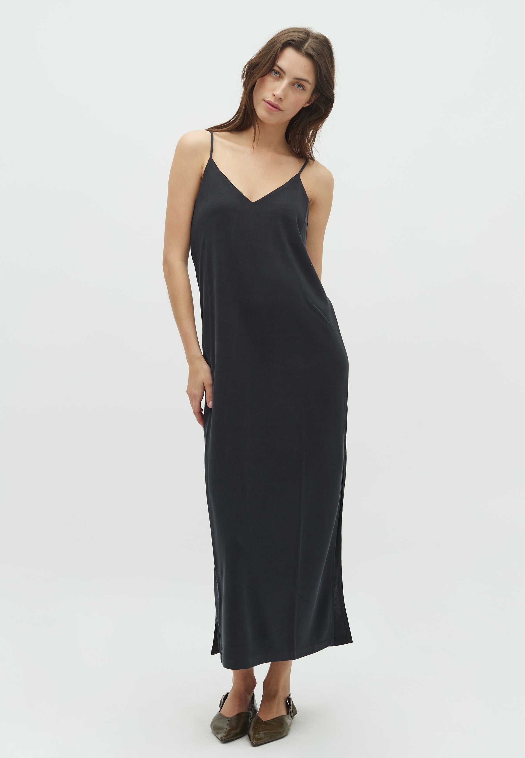 Leslee-M_Black_Model_0