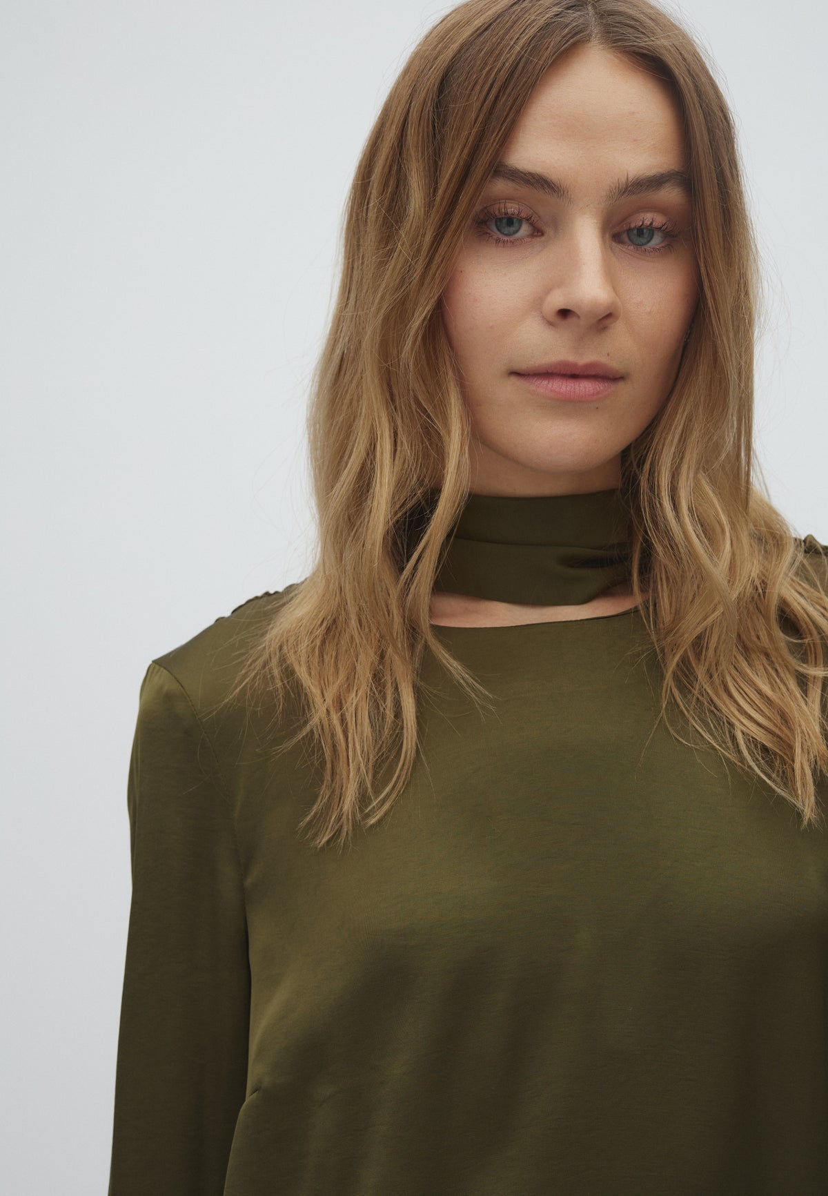 Dagny-M_Smoked Olive_Model_2