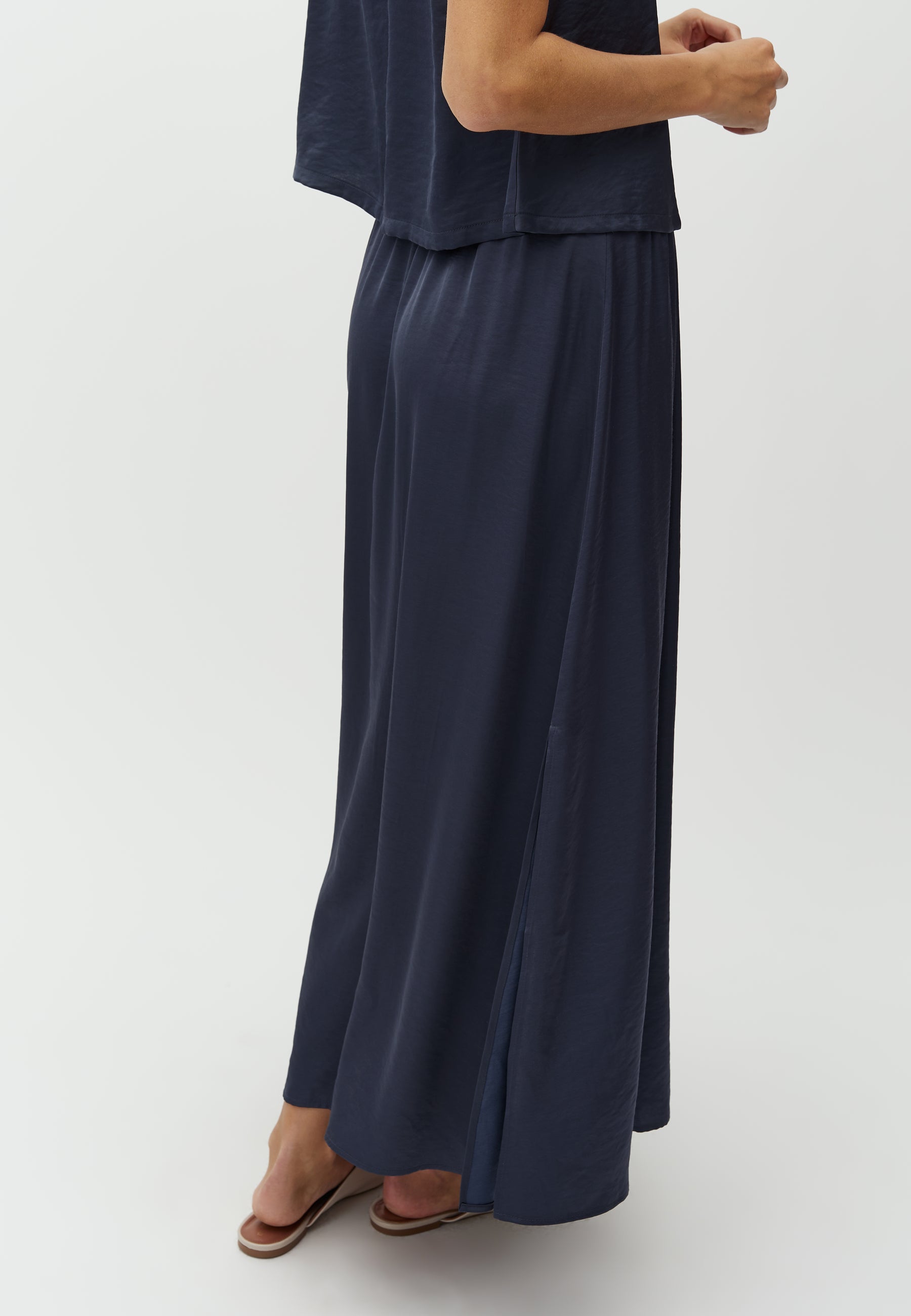 Nia-M_Bering Blue_Model_2