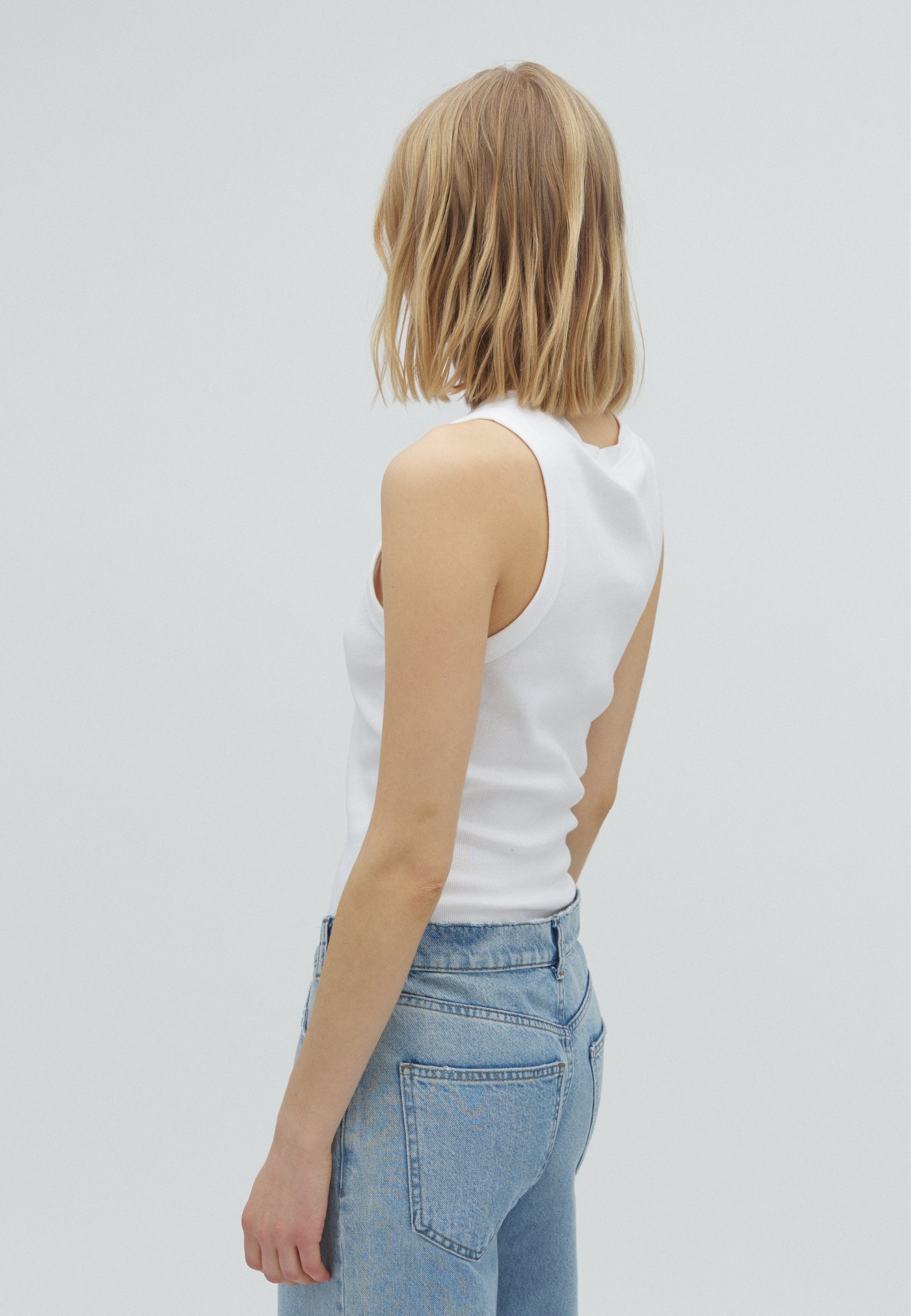 Jaxson V-M_White_Model_2